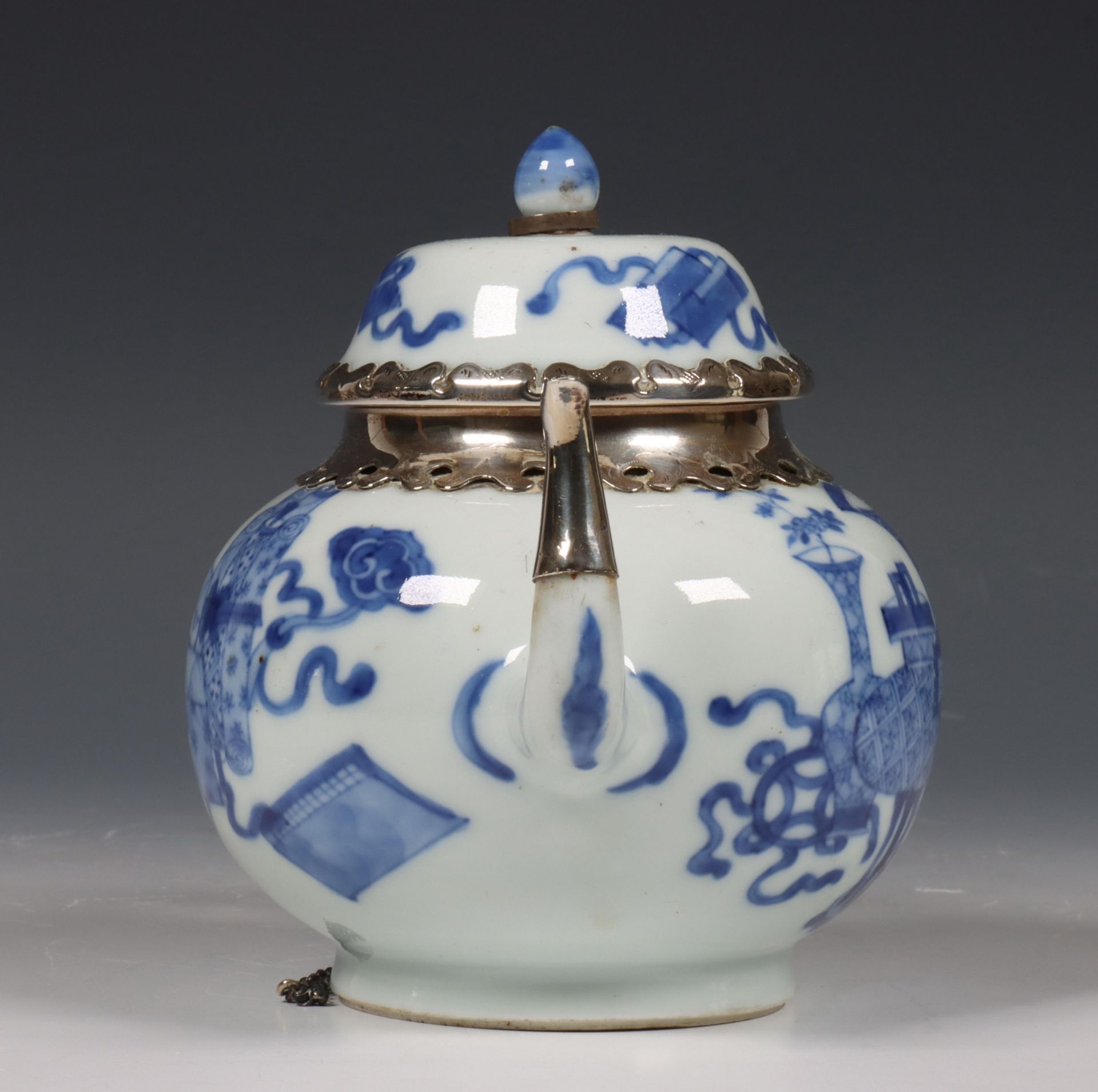 China, een zilvergemonteerde blauw-wit porseleinen theepot, Kangxi periode (1662-1722), het zilver l - Bild 3 aus 10