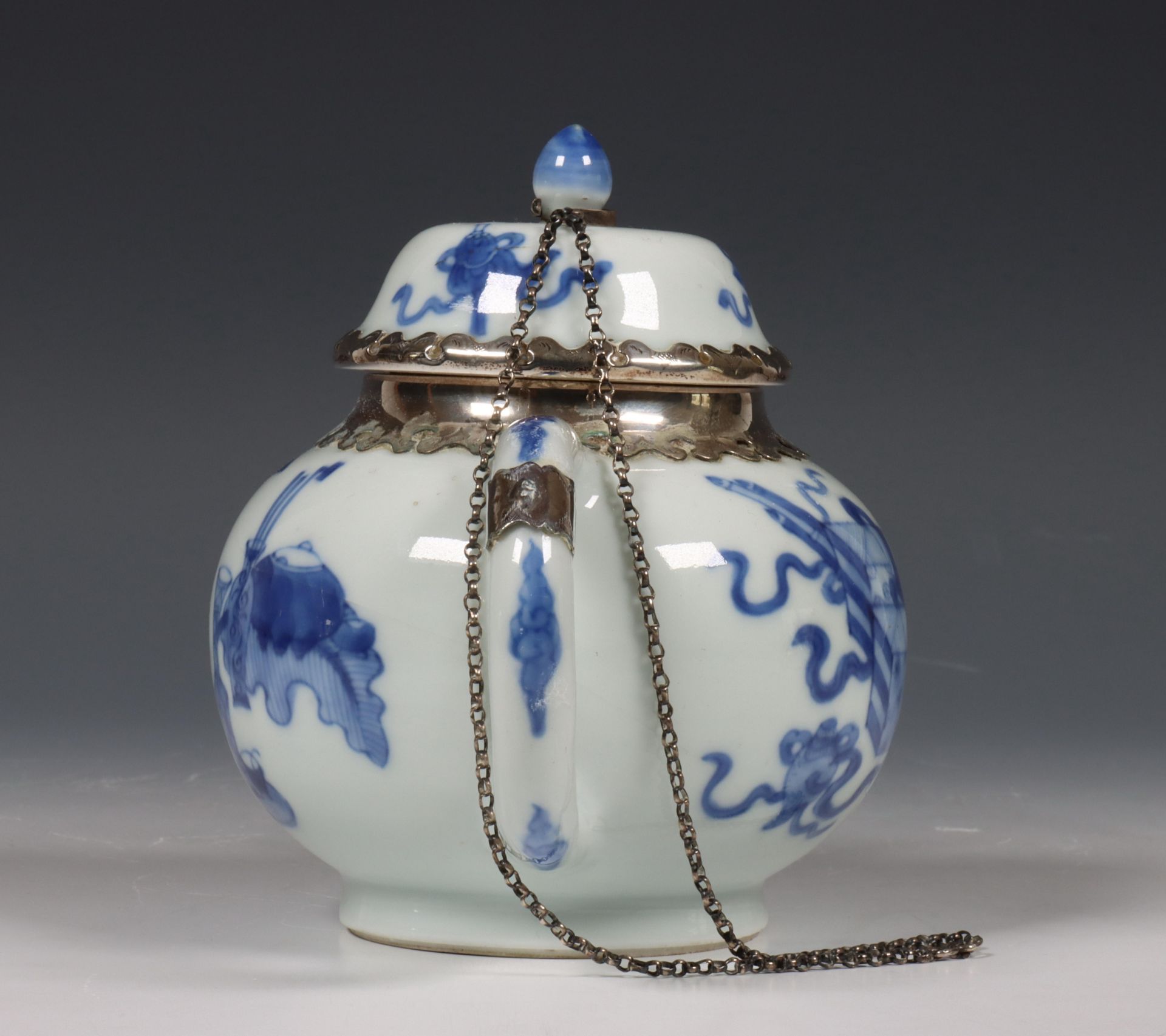 China, een zilvergemonteerde blauw-wit porseleinen theepot, Kangxi periode (1662-1722), het zilver l - Bild 6 aus 10