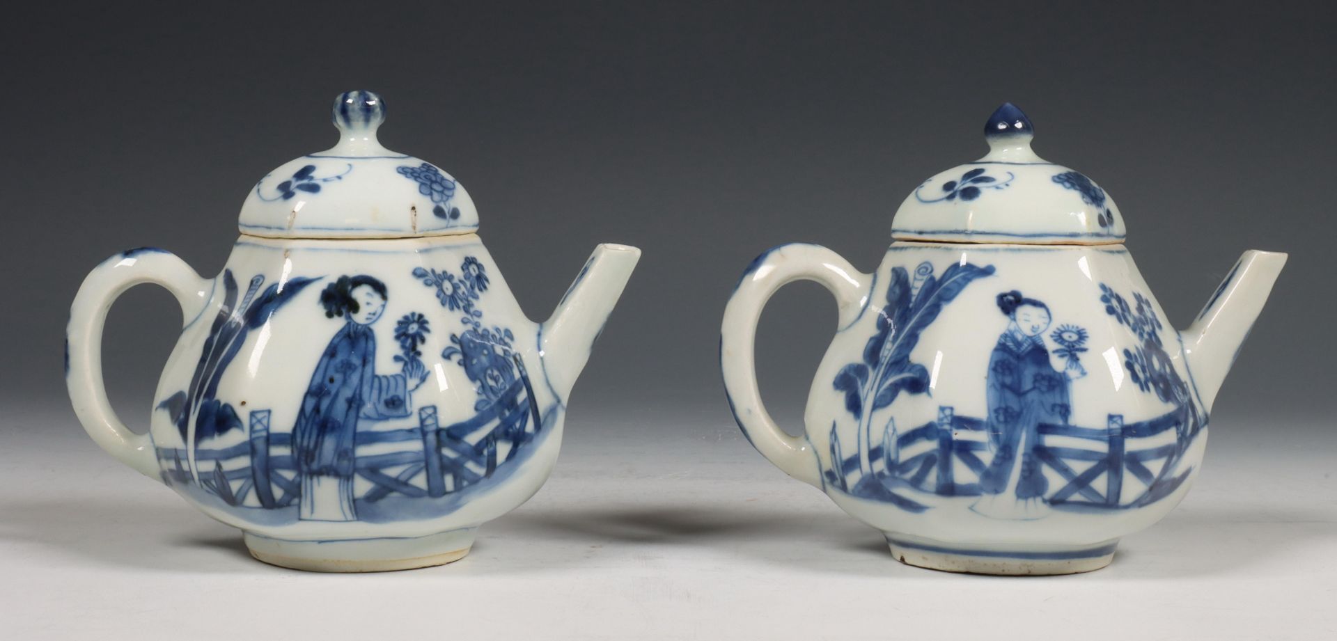 China, paar blauw-wit porseleinen zeskantige theepotjes, Kangxi periode (1662-1722),
