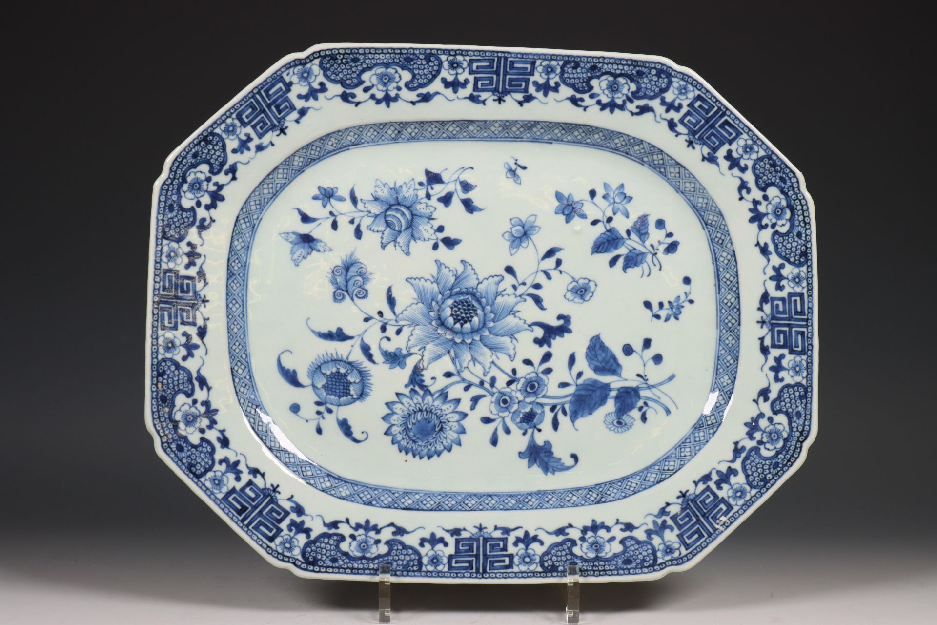 China, twee blauw-wit porseleinen dienschalen, Qianlong periode (1736-1795), - Bild 2 aus 5