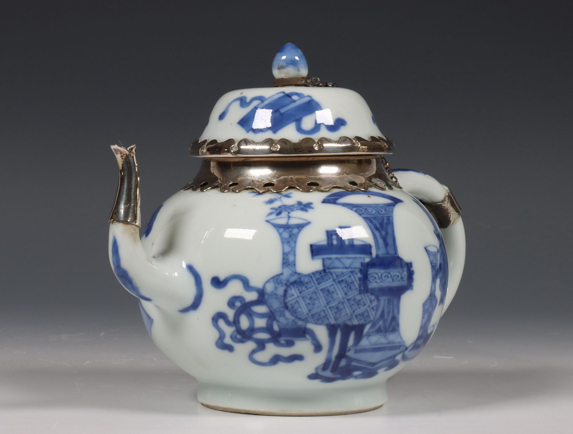 China, een zilvergemonteerde blauw-wit porseleinen theepot, Kangxi periode (1662-1722), het zilver l - Bild 5 aus 10