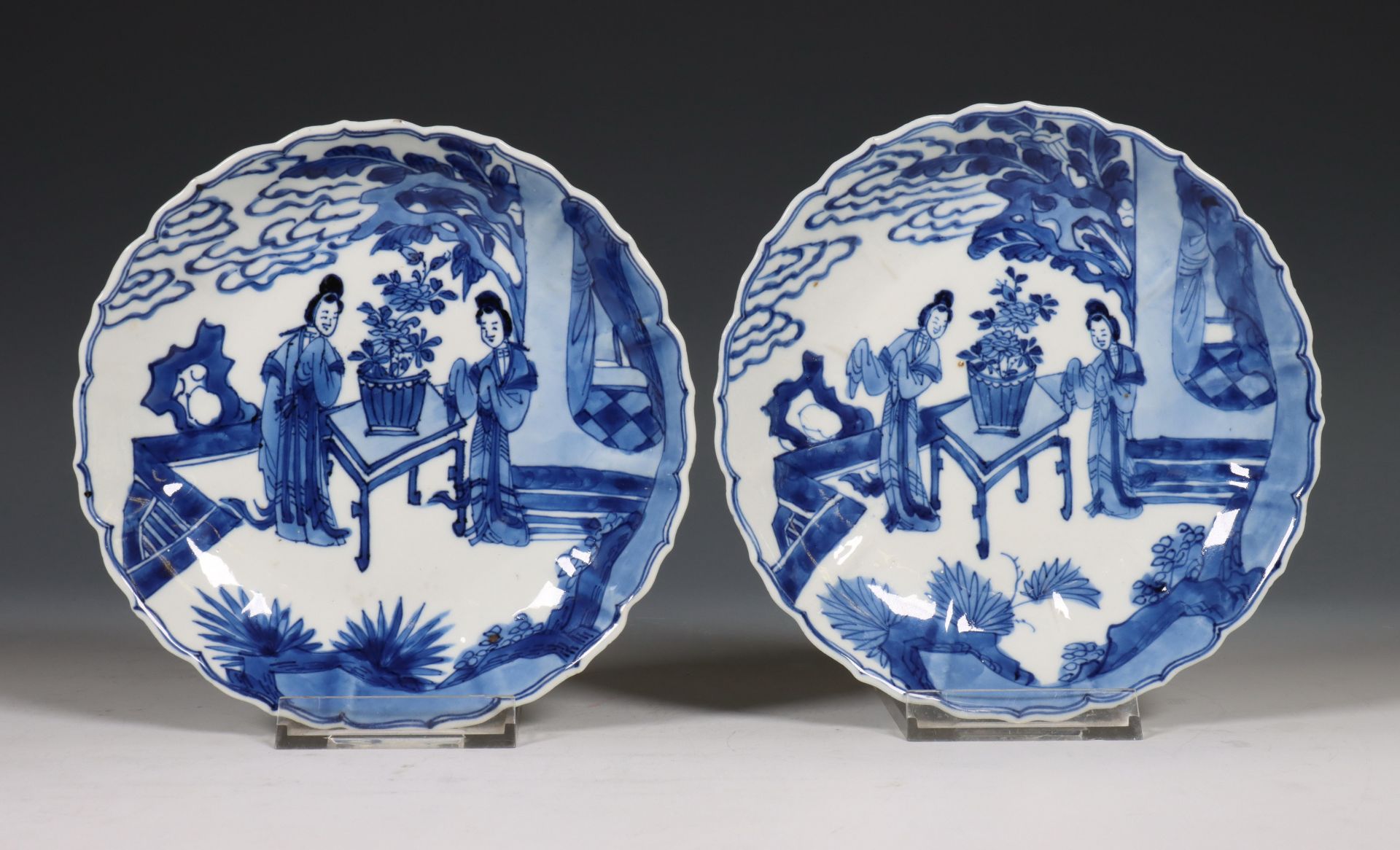 China, paar blauw-wit porseleinen schoteltjes, Kangxi periode (1662-1722),