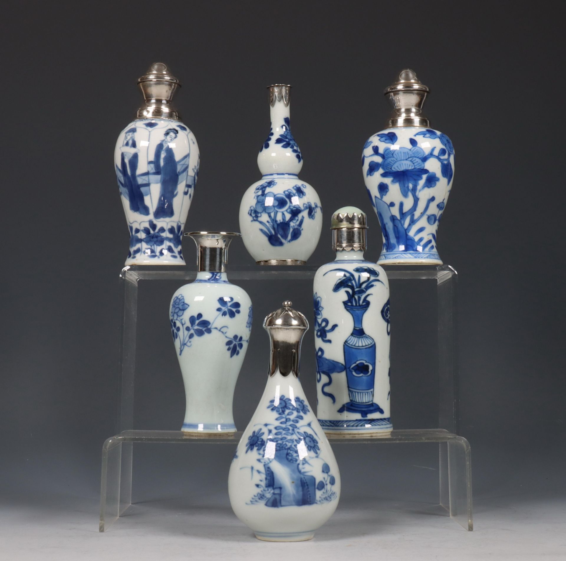 China, zes zilvergemonteerde blauw-wit porseleinen vaasjes, Kangxi periode (1662-1722),