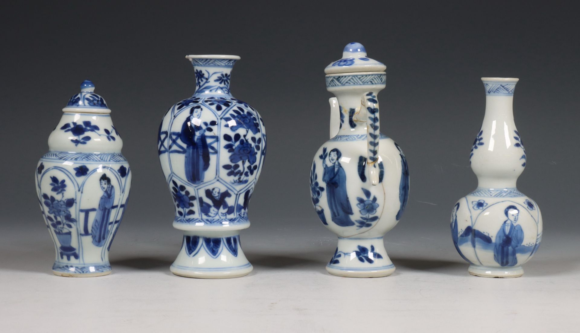 China, vier blauw-wit porseleinen vaasjes, 18e eeuw, - Bild 3 aus 6