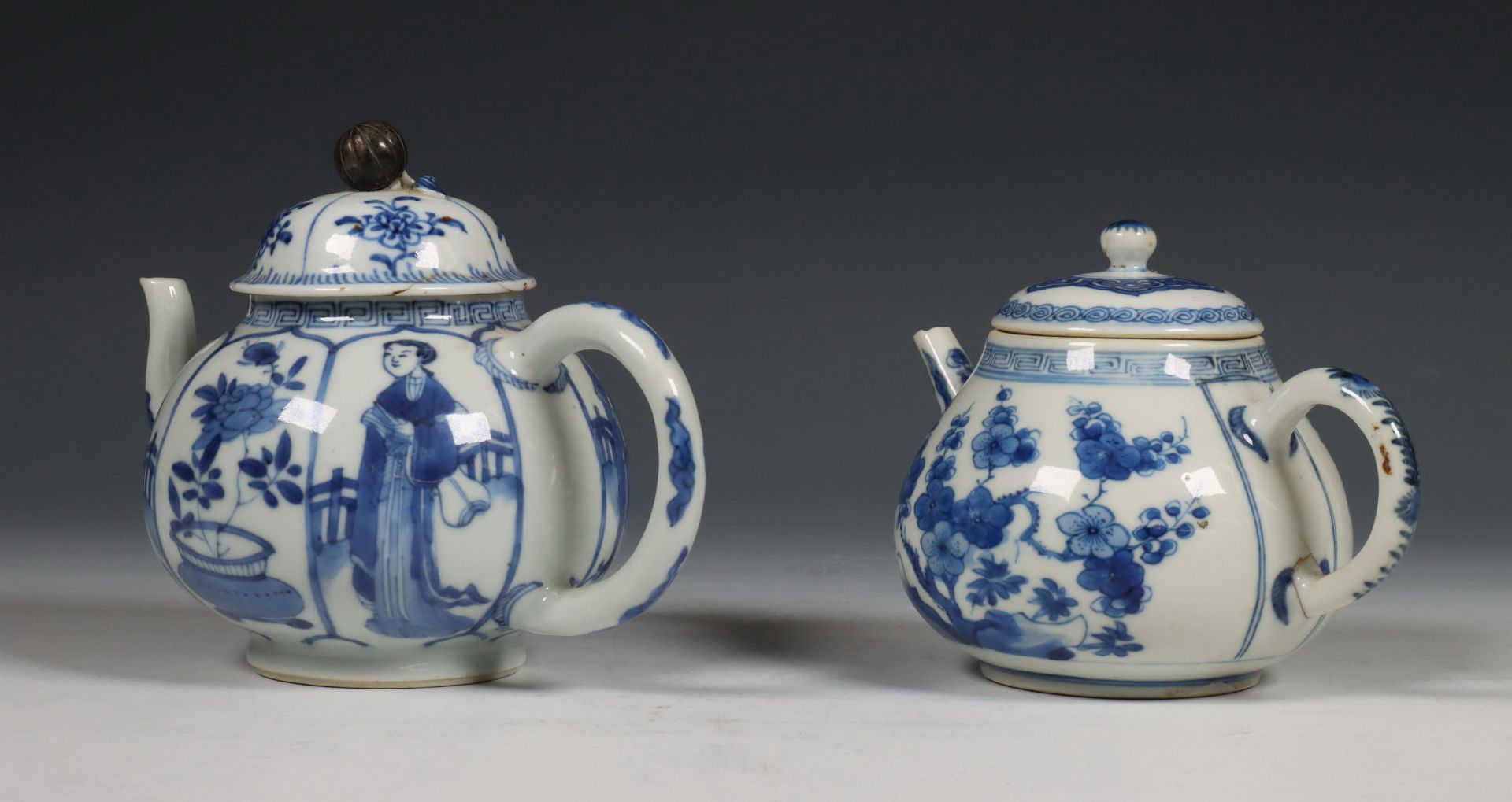 China, twee blauw-wit porseleinen theepotten, Kangxi periode (1662-1722), - Bild 5 aus 13