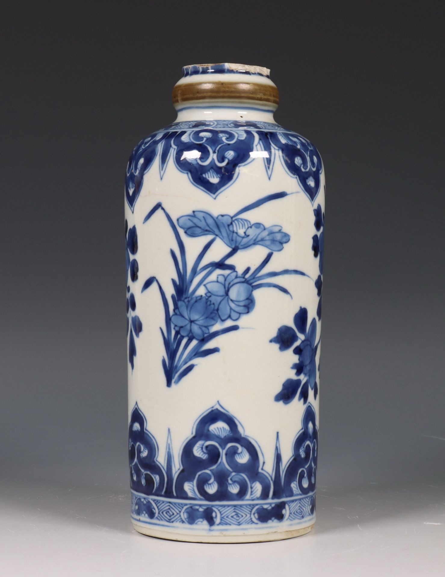 China, blauw-wit porseleinen rouleau vaas, Kangxi periode (1662-1722),