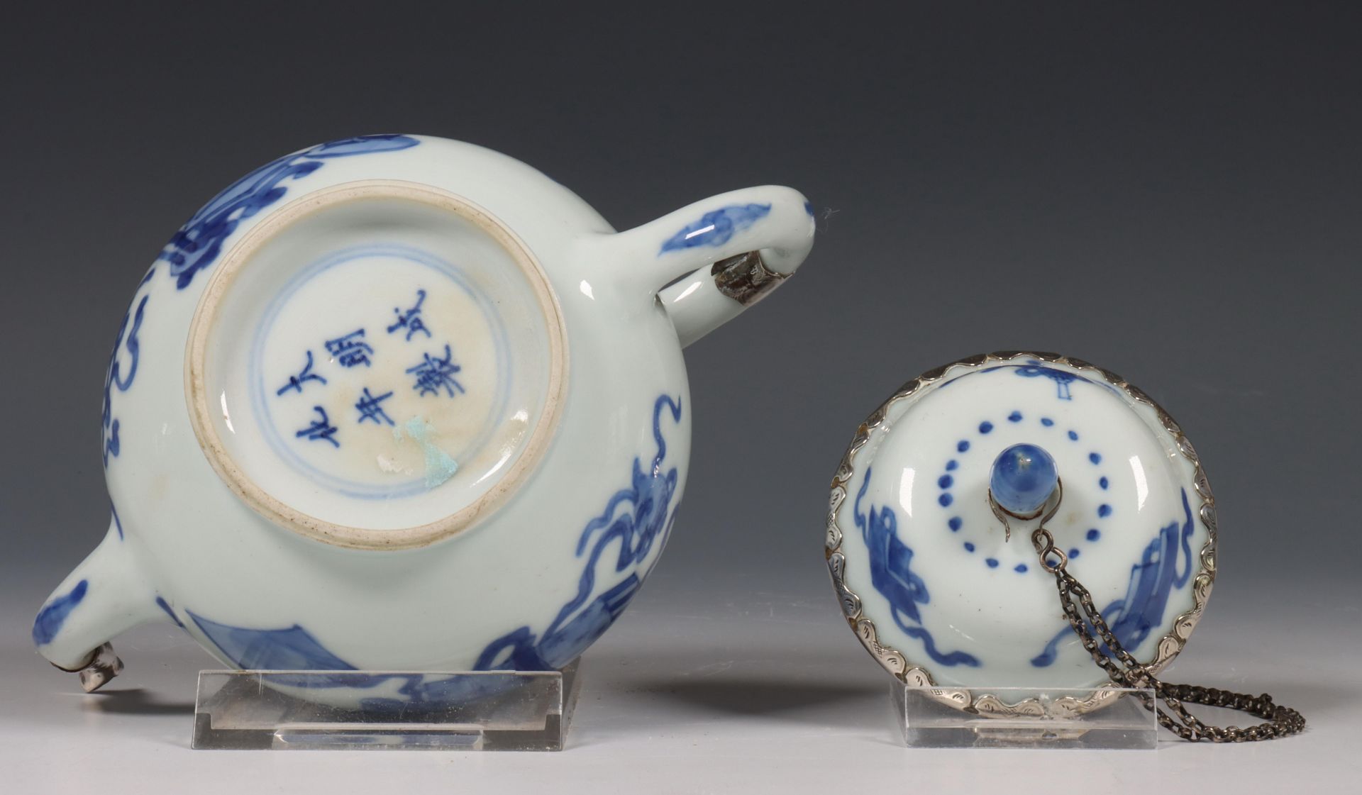China, een zilvergemonteerde blauw-wit porseleinen theepot, Kangxi periode (1662-1722), het zilver l - Bild 9 aus 10