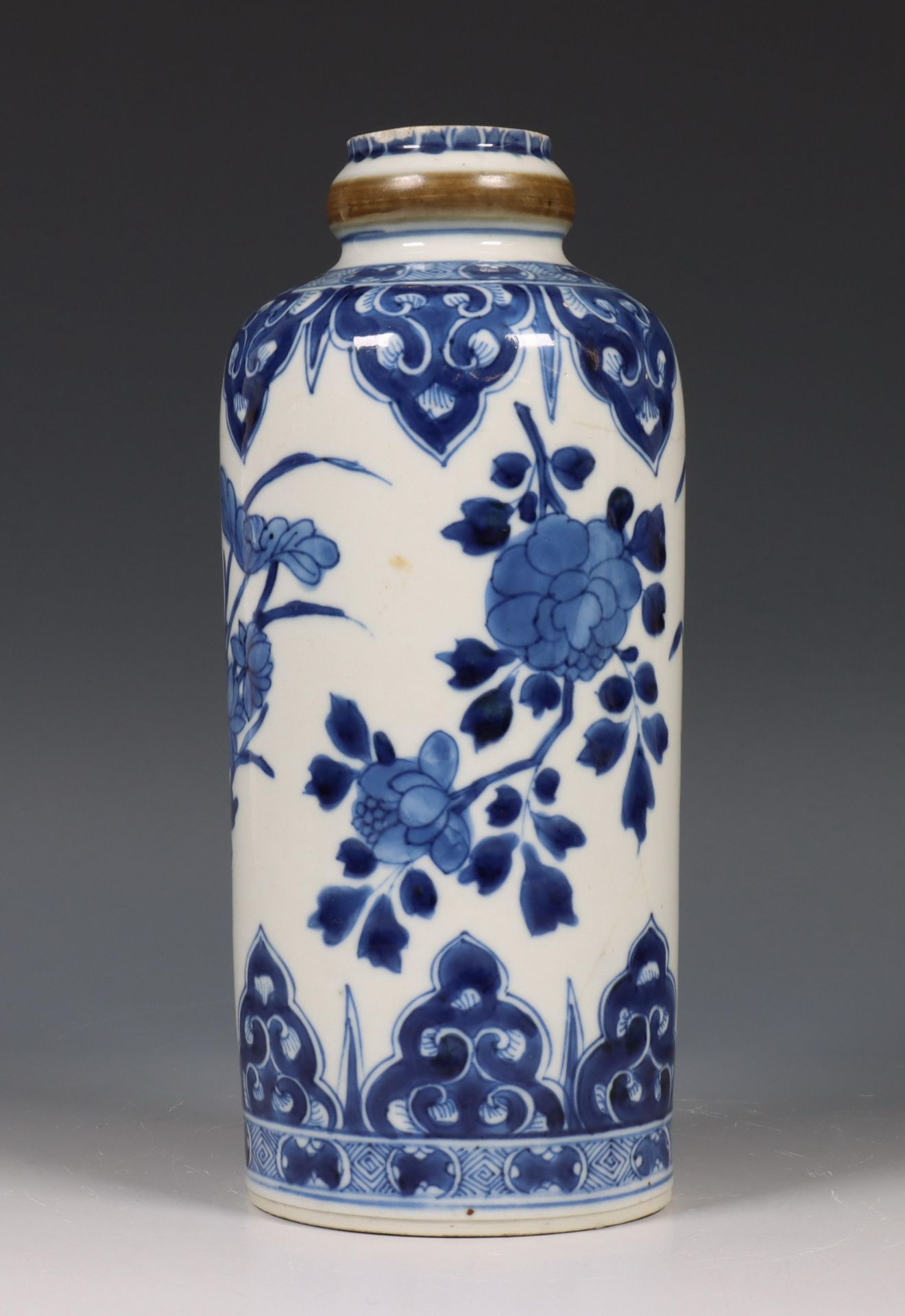 China, blauw-wit porseleinen rouleau vaas, Kangxi periode (1662-1722), - Bild 9 aus 9