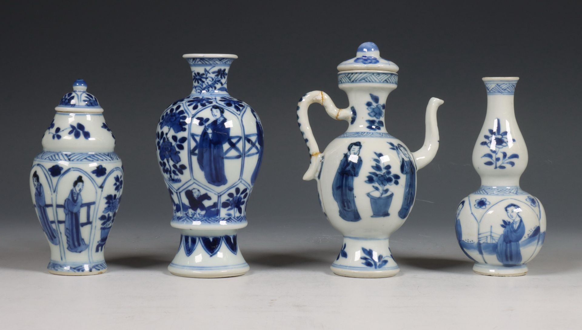 China, vier blauw-wit porseleinen vaasjes, 18e eeuw, - Bild 4 aus 6