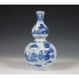 China, blauw-wit porseleinen 'Transition' kalebasvaas, 17e eeuw,