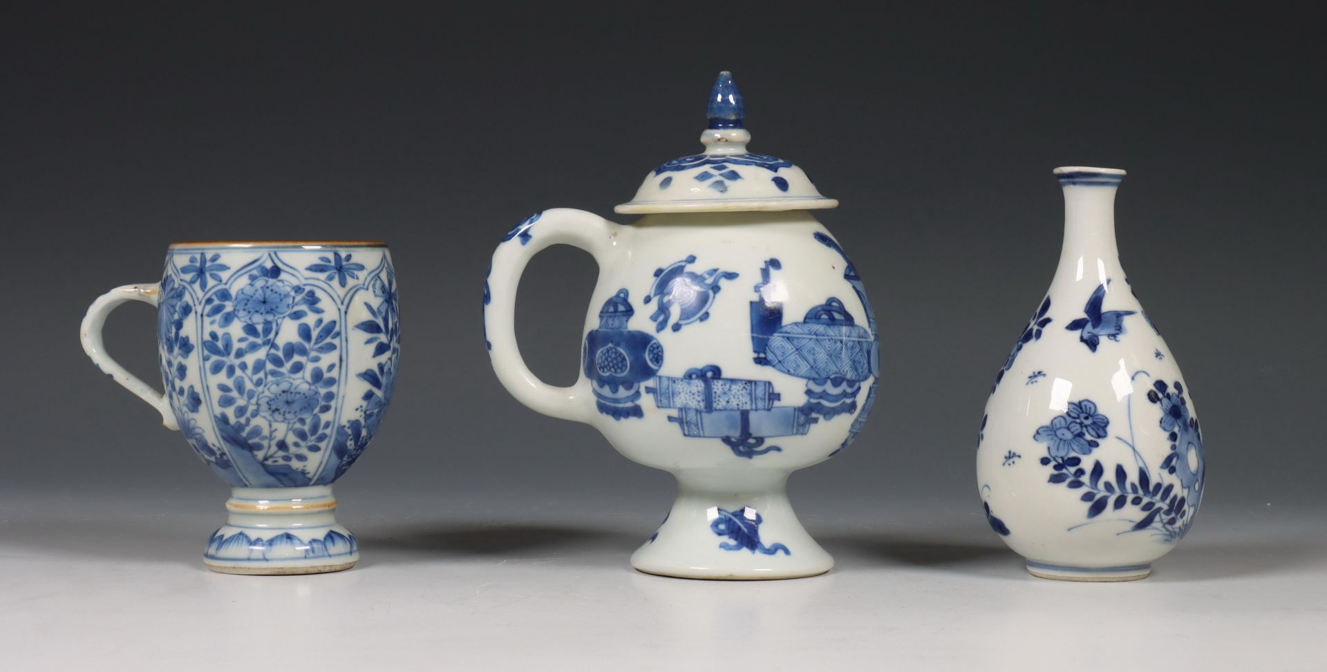 China, drie blauw-wit porseleinen vaasjes, Kangxi periode (1662-1722),