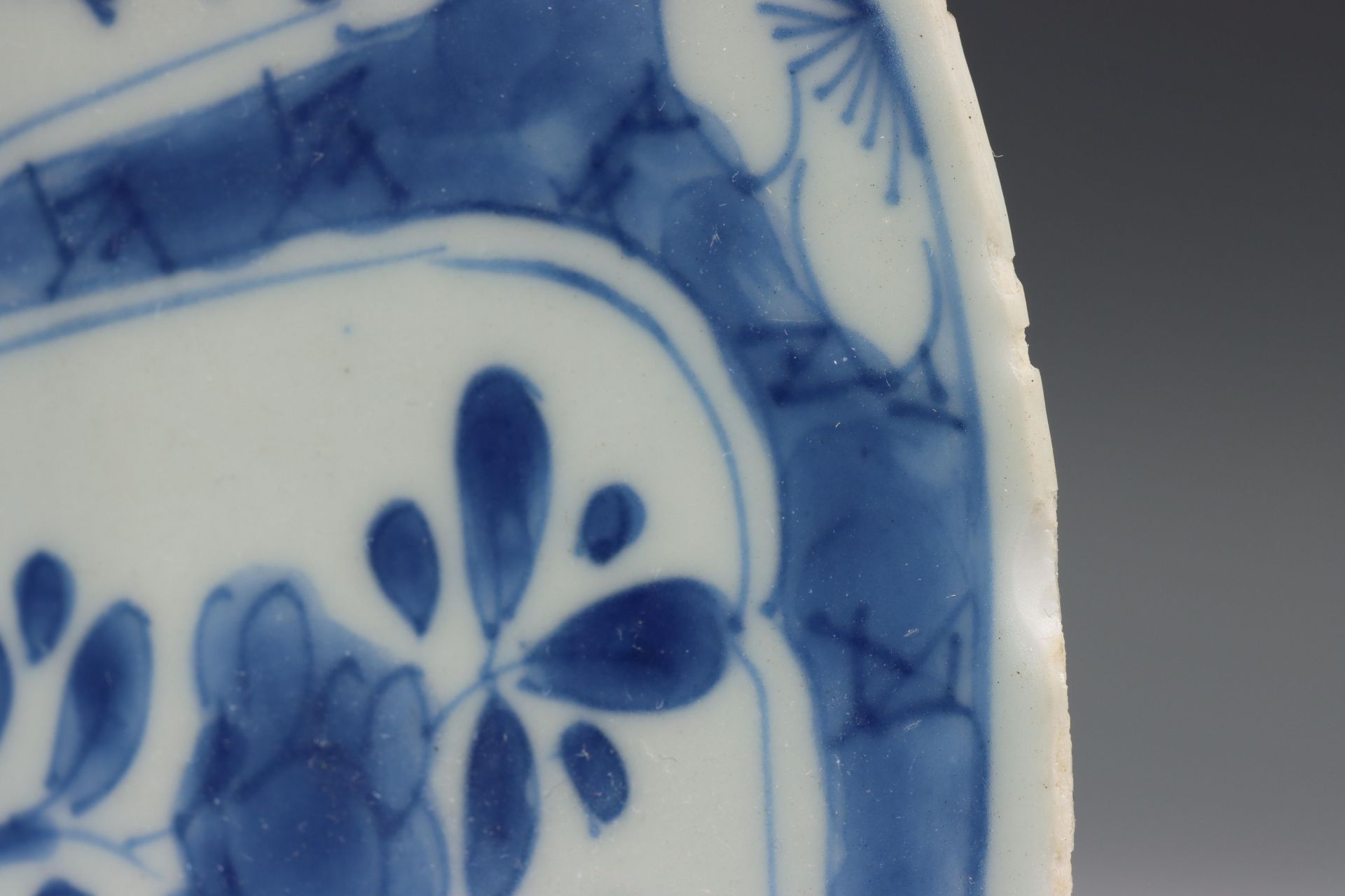 China, blauw-wit porseleinen 'lotus' bord, Kangxi periode (1662-1722), - Bild 3 aus 5