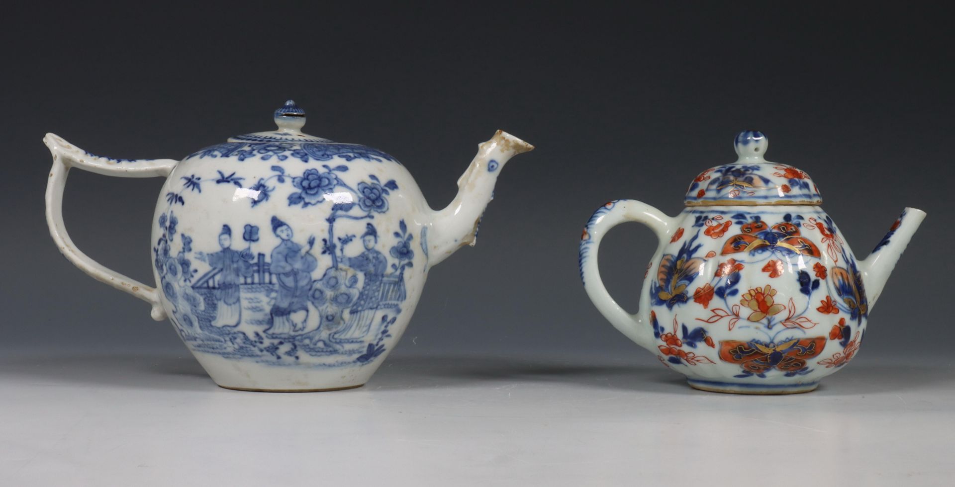 China, blauw-wit porseleinen en een Imari porseleinen theepot, 18e eeuw, - Bild 5 aus 7