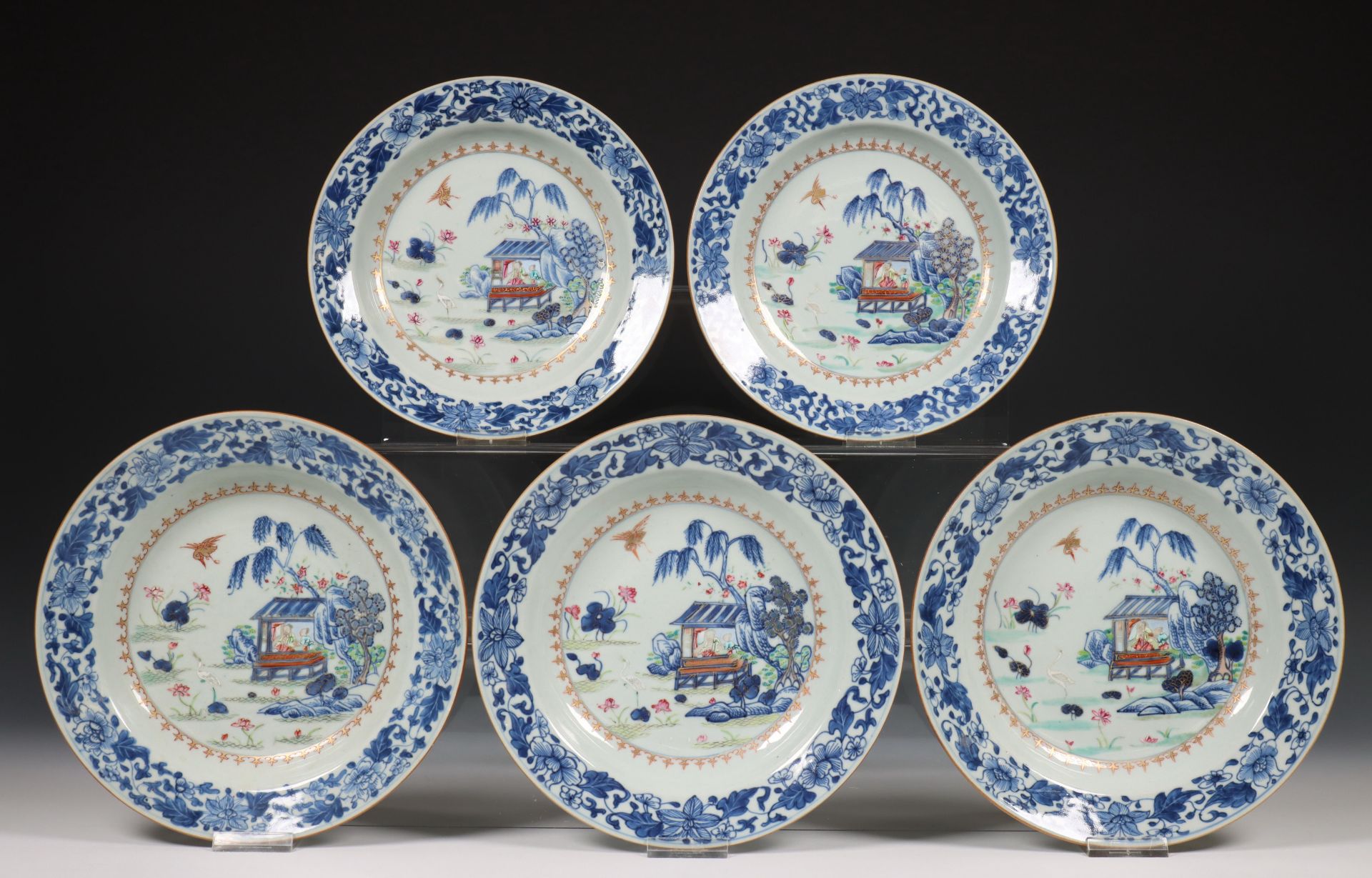 China, set van vijf diepe famille rose porseleinen borden, Qianlong periode (1736-1795),