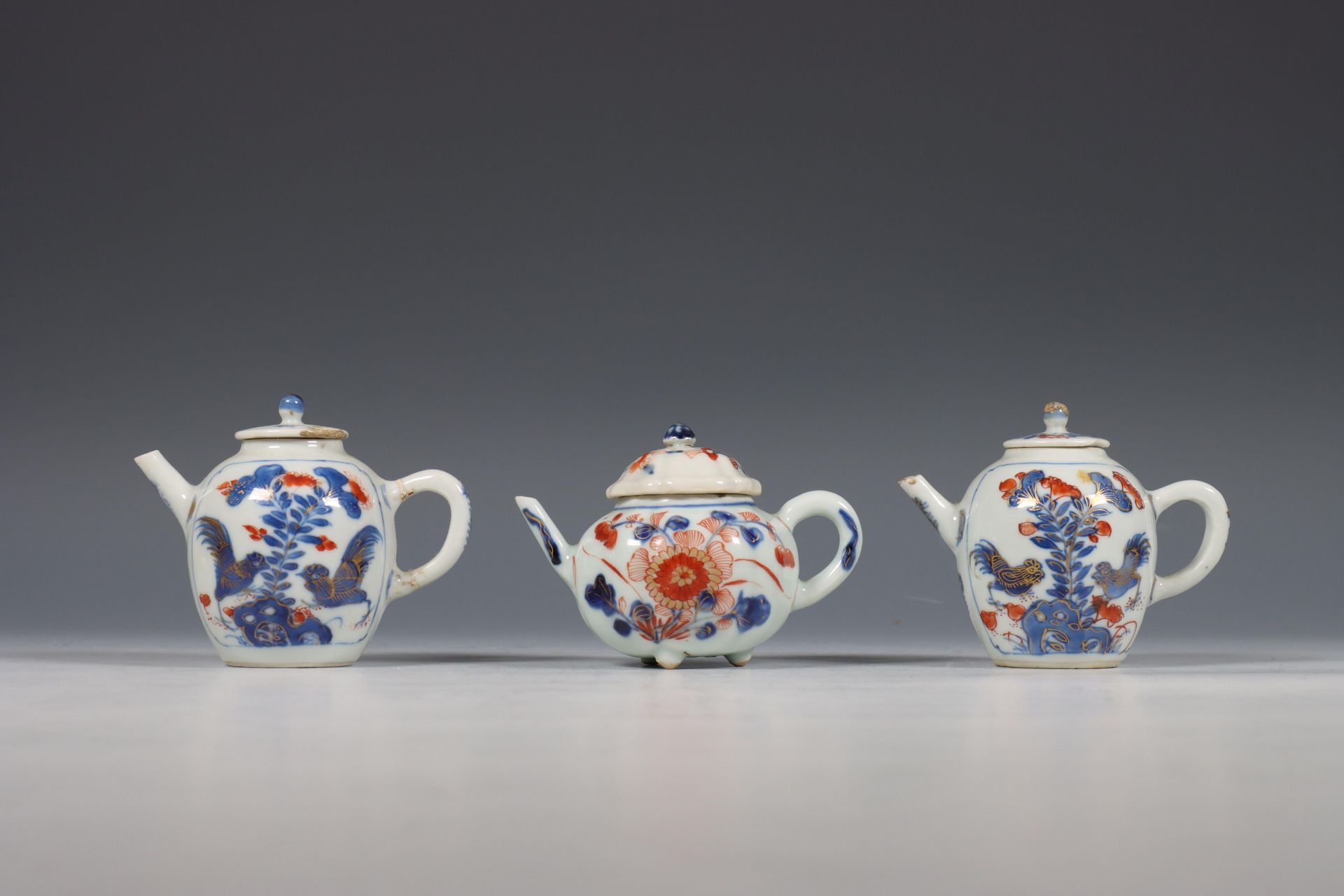 China, drie kleine Imari porseleinen theepotjes, 18e eeuw,