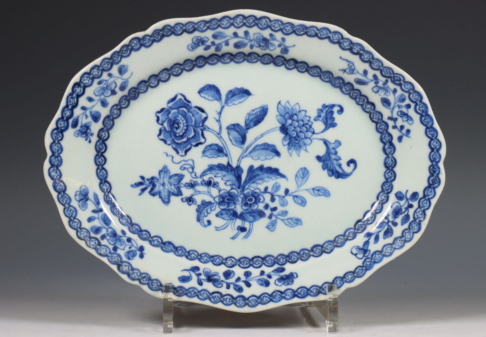 China, twee blauw-wit porseleinen dienschalen, Qianlong periode (1736-1795), - Bild 4 aus 5