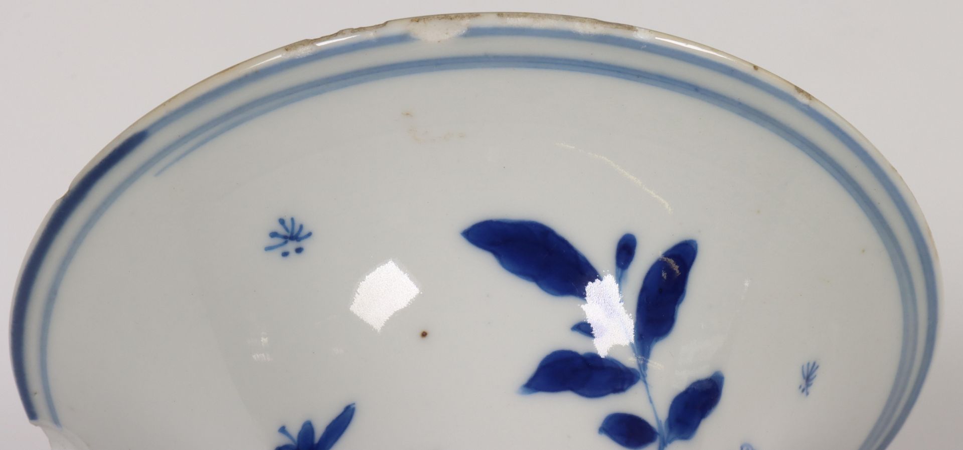 China, blauw-wit porseleinen trompetvaas, Kangxi periode (1662-1722), - Bild 10 aus 12