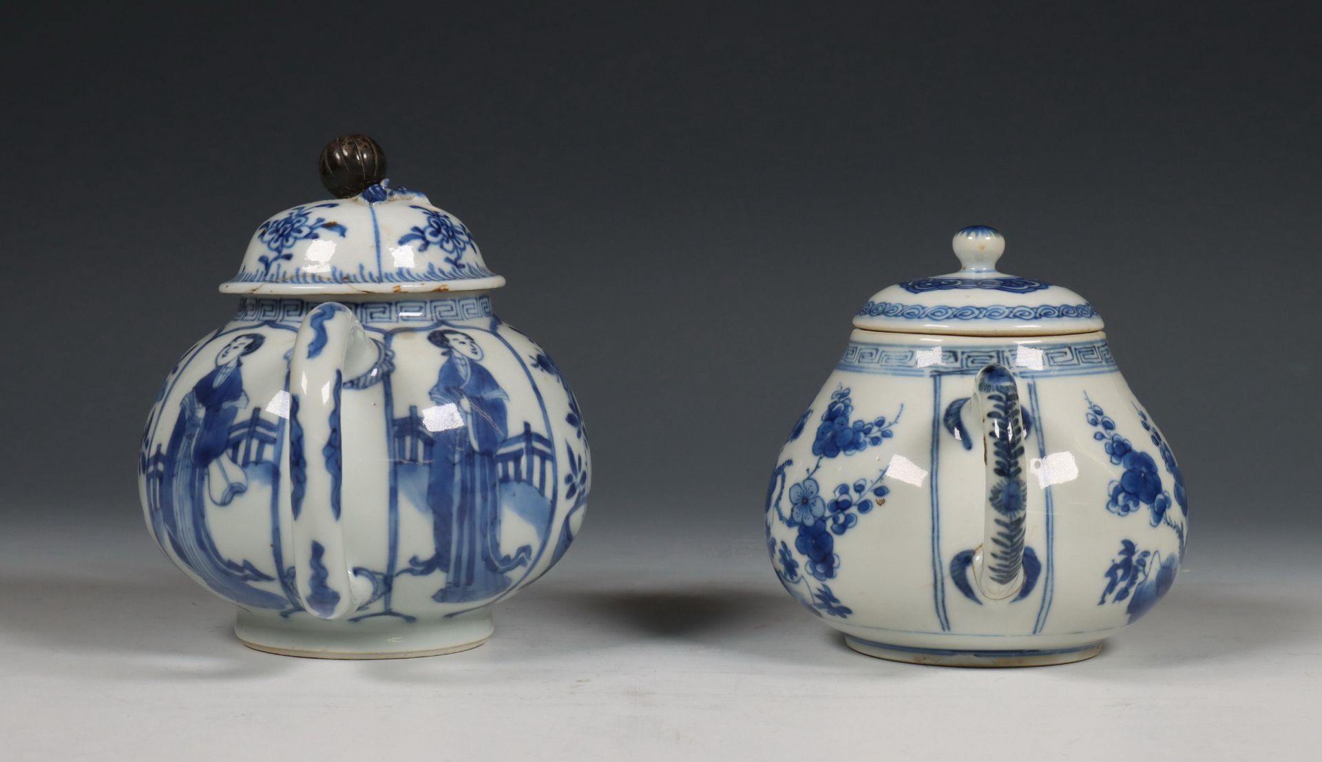 China, twee blauw-wit porseleinen theepotten, Kangxi periode (1662-1722), - Bild 8 aus 13