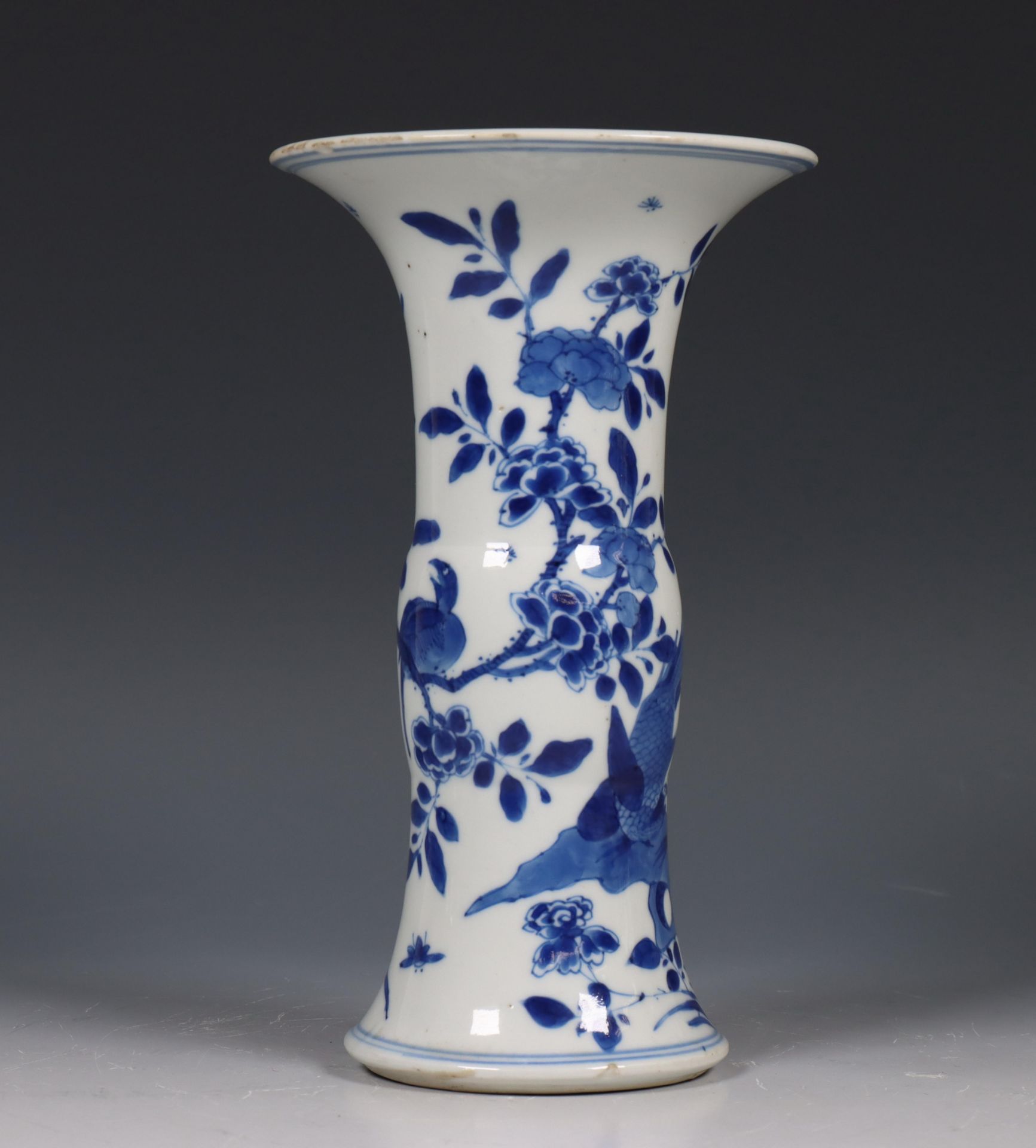 China, blauw-wit porseleinen trompetvaas, Kangxi periode (1662-1722), - Bild 5 aus 12