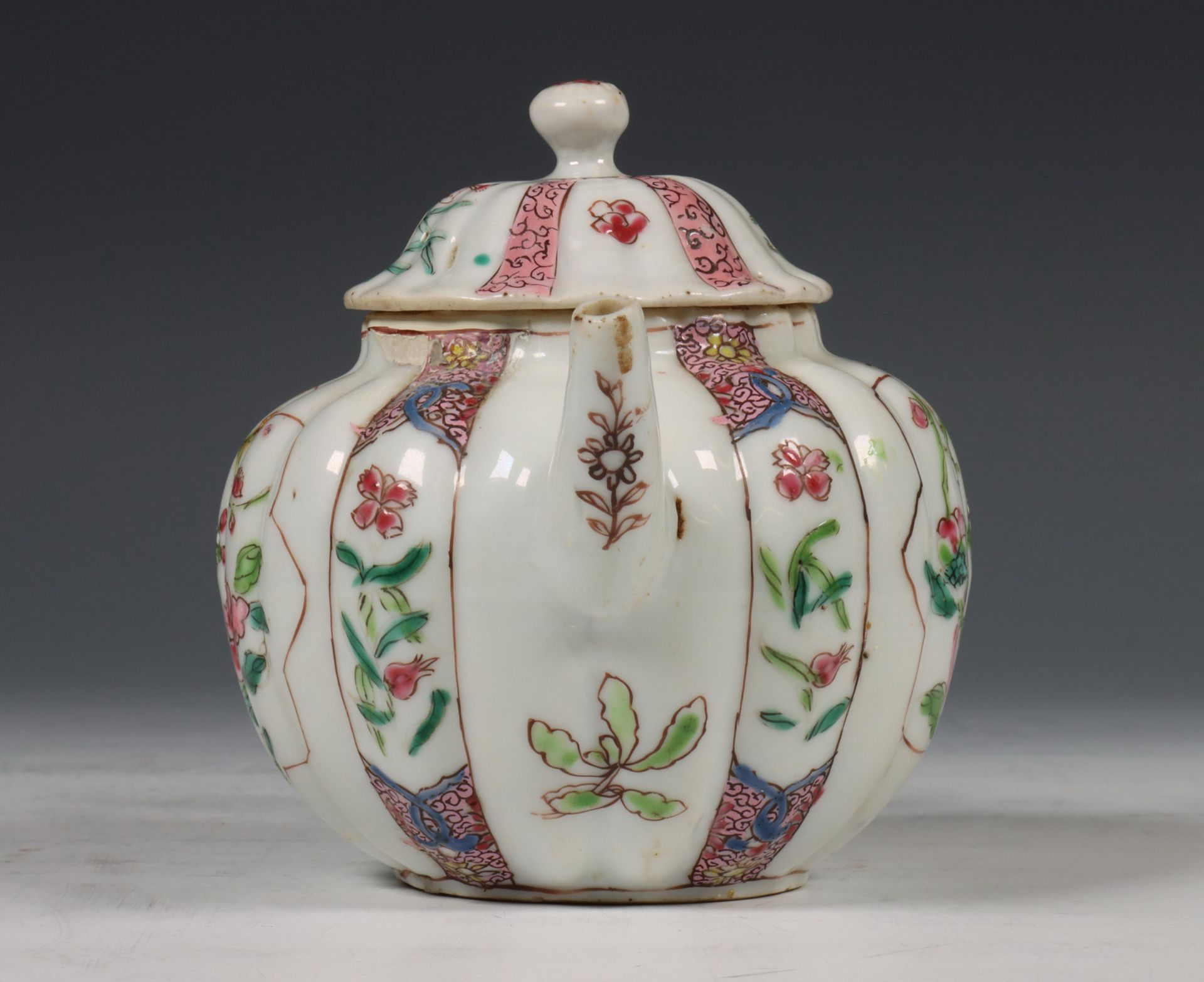 China, famille rose porseleinen gelobde theepot, Qianlong periode (1736-1795), - Bild 8 aus 11