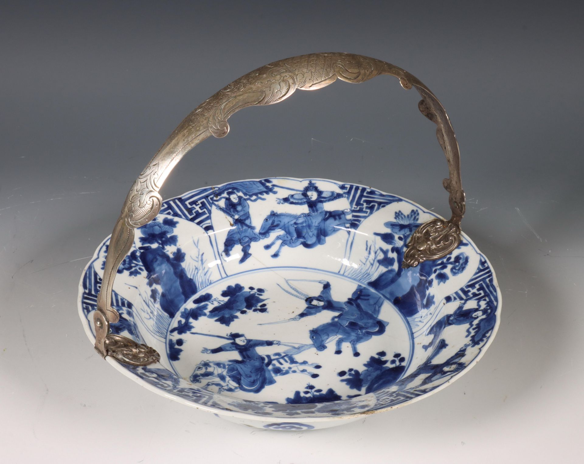 China, blauw-wit porseleinen bord met zilveren hengsel, Kangxi periode (1662-1722), het zilver 19e e