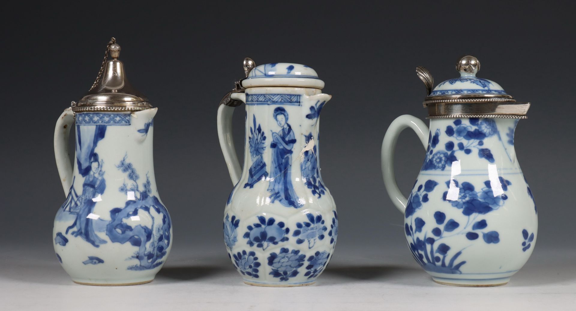 China, drie zilvergemonteerde blauw-wit porseleinen melkkannetjes, Kangxi periode (1662-1722), het z - Bild 5 aus 13