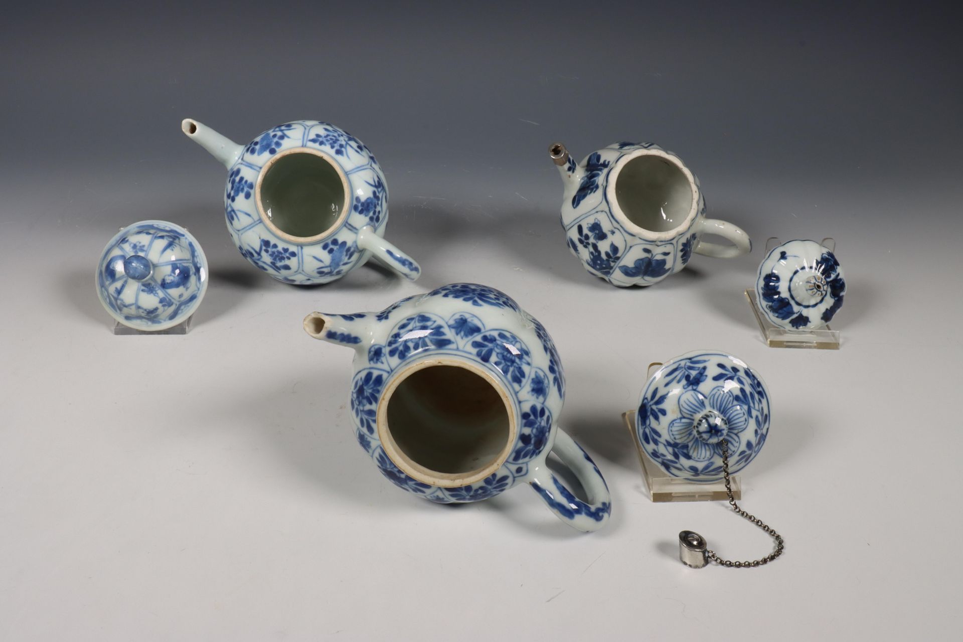 China, drie gelobde blauw-wit porseleinen theepotten, Kangxi periode (1662-1722), - Bild 5 aus 9