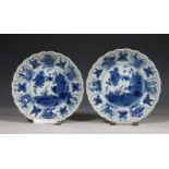 China, paar blauw-wit porseleinen gelobde schoteltjes, Kangxi periode (1662-1722),
