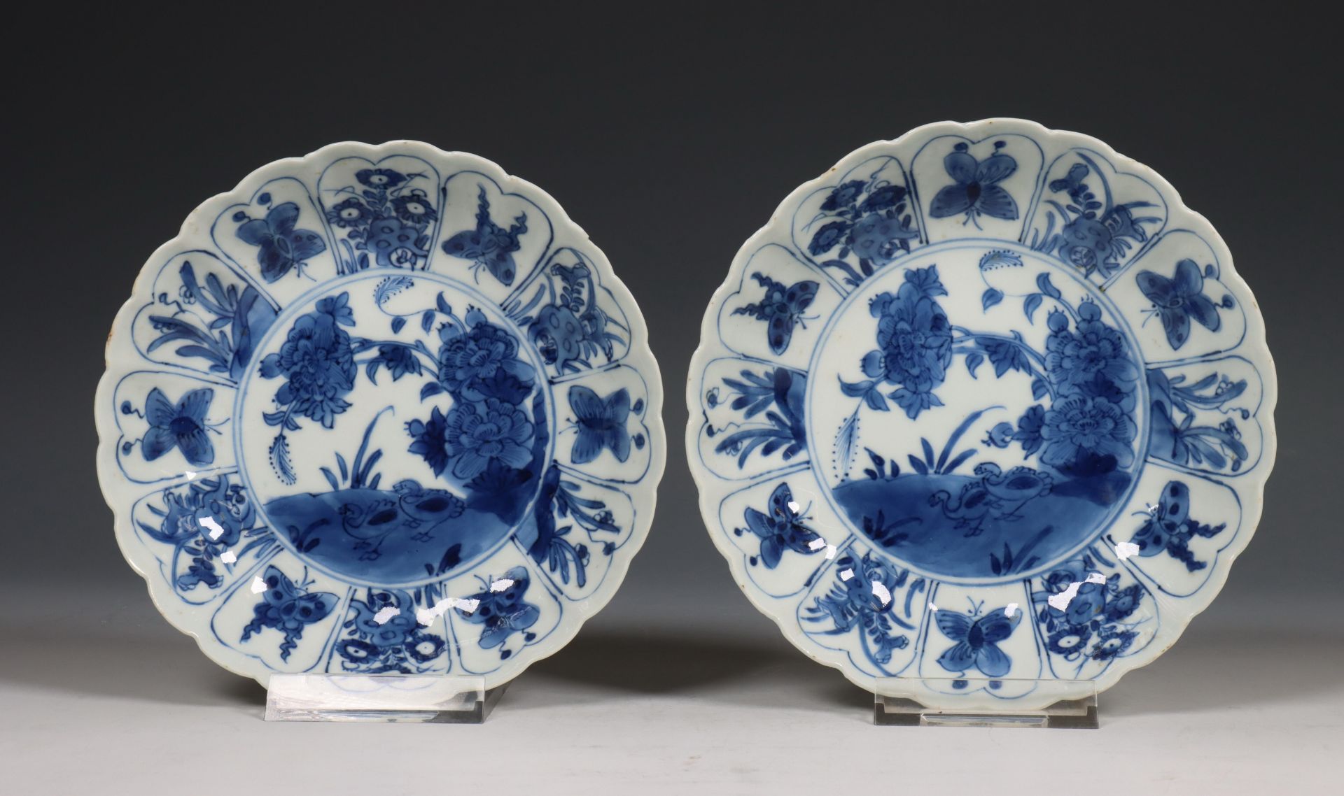 China, paar blauw-wit porseleinen gelobde schoteltjes, Kangxi periode (1662-1722),