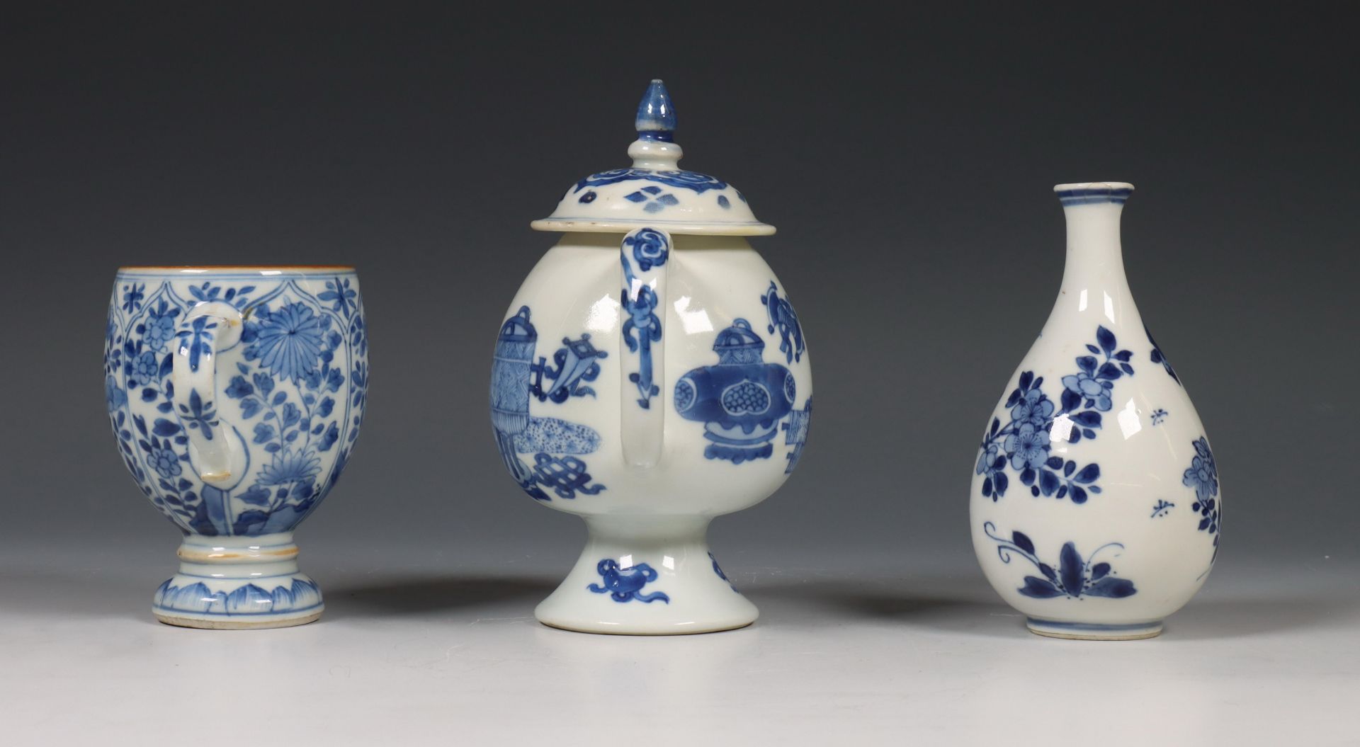 China, drie blauw-wit porseleinen vaasjes, Kangxi periode (1662-1722), - Bild 5 aus 6