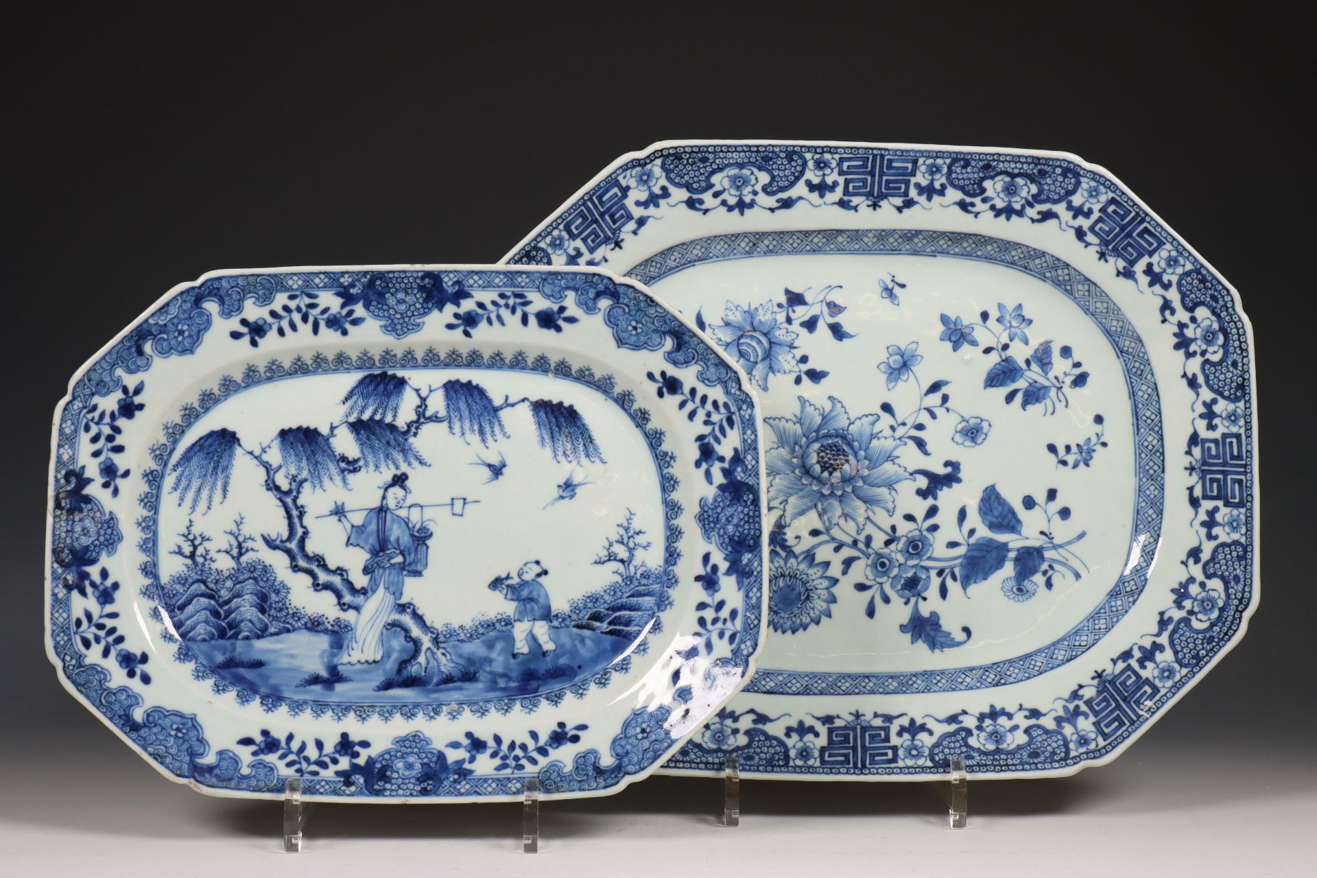 China, twee blauw-wit porseleinen dienschalen, Qianlong periode (1736-1795),