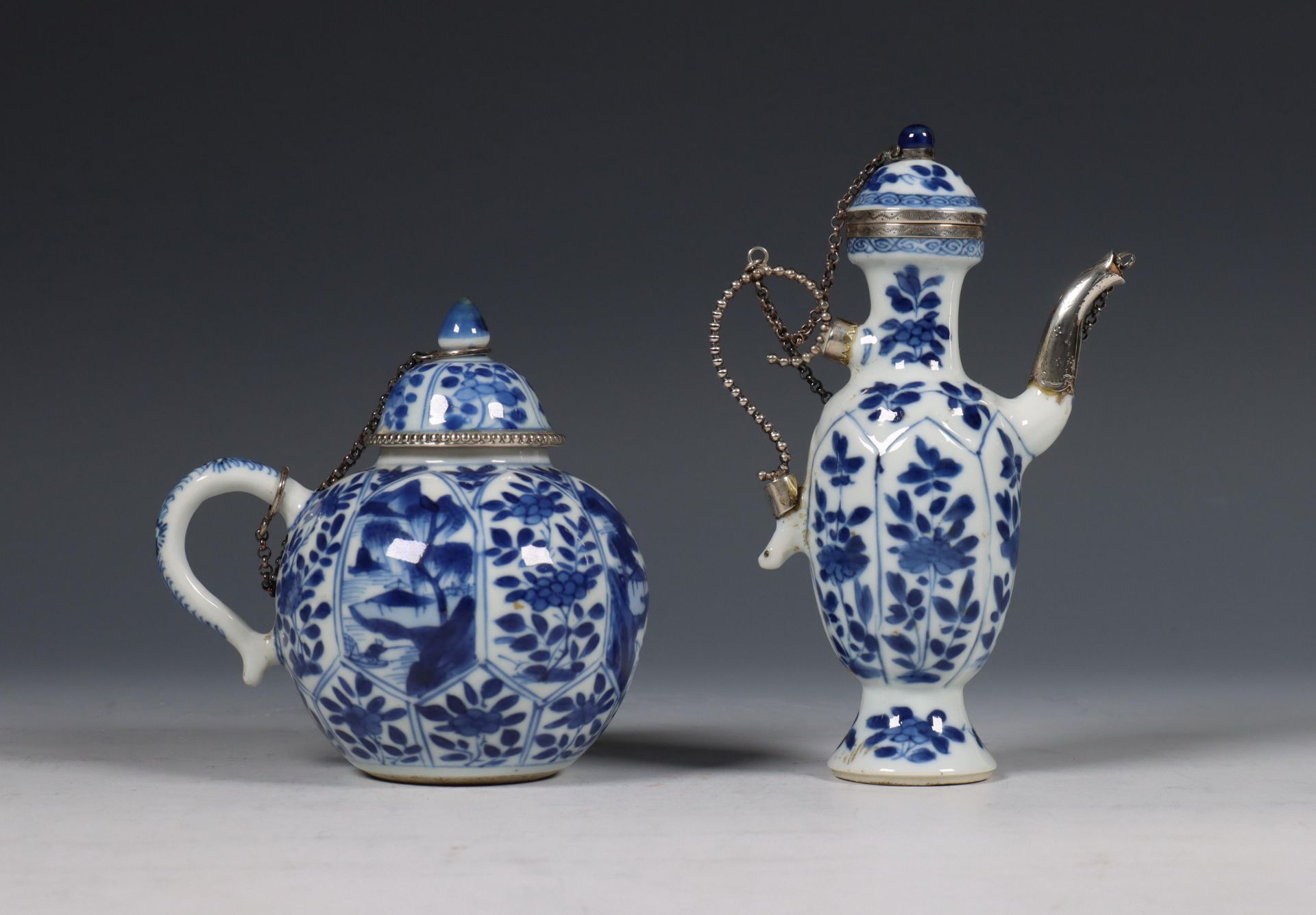 China, zilvergemonteerd blauw-wit porseleinen kannetje en mosterdpotje, Kangxi periode (1662-1722), - Bild 4 aus 6