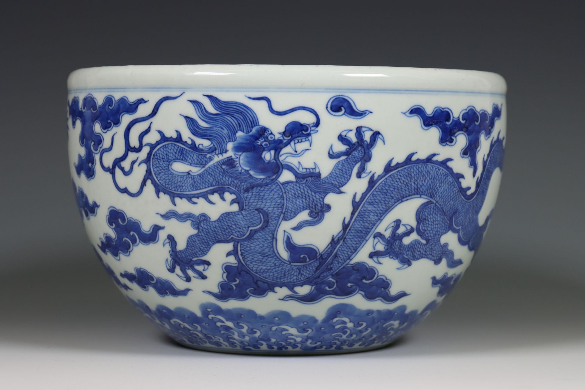 China, blauw-wit porseleinen 'draken' kom, 19e-20e eeuw,