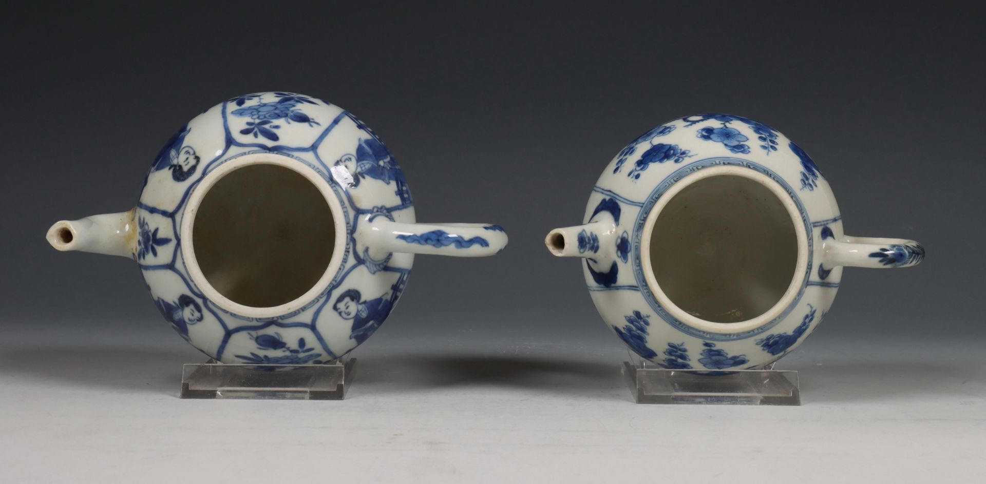 China, twee blauw-wit porseleinen theepotten, Kangxi periode (1662-1722), - Bild 9 aus 13