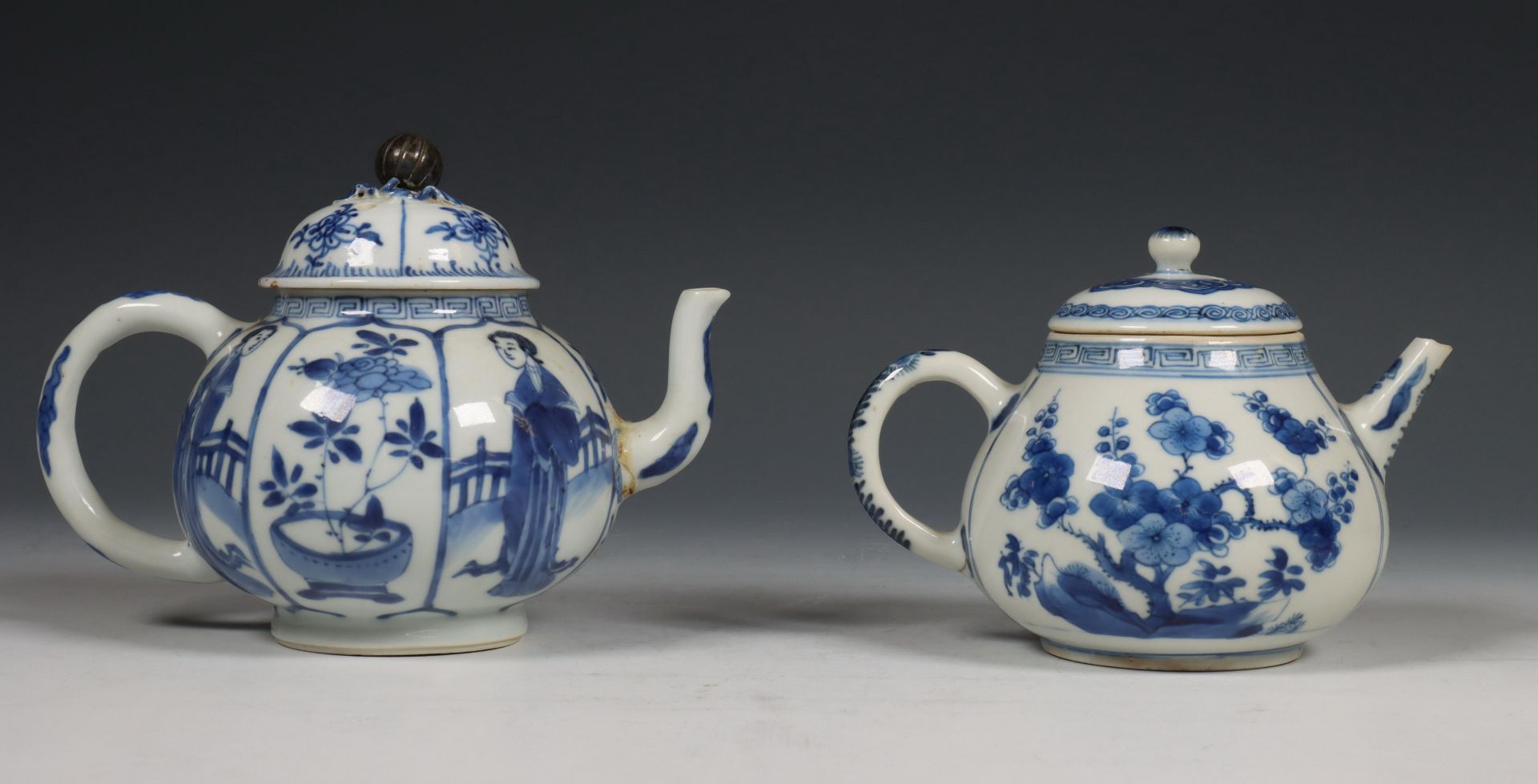 China, twee blauw-wit porseleinen theepotten, Kangxi periode (1662-1722), - Bild 12 aus 13