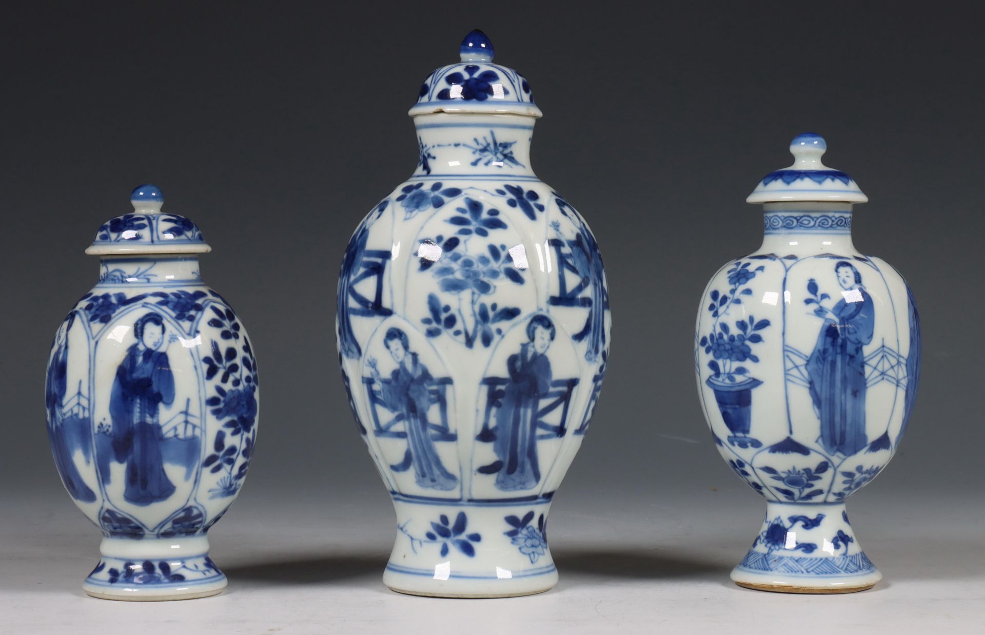 China, drie blauw-wit porseleinen theebusjes, Kangxi periode (1662-1722),