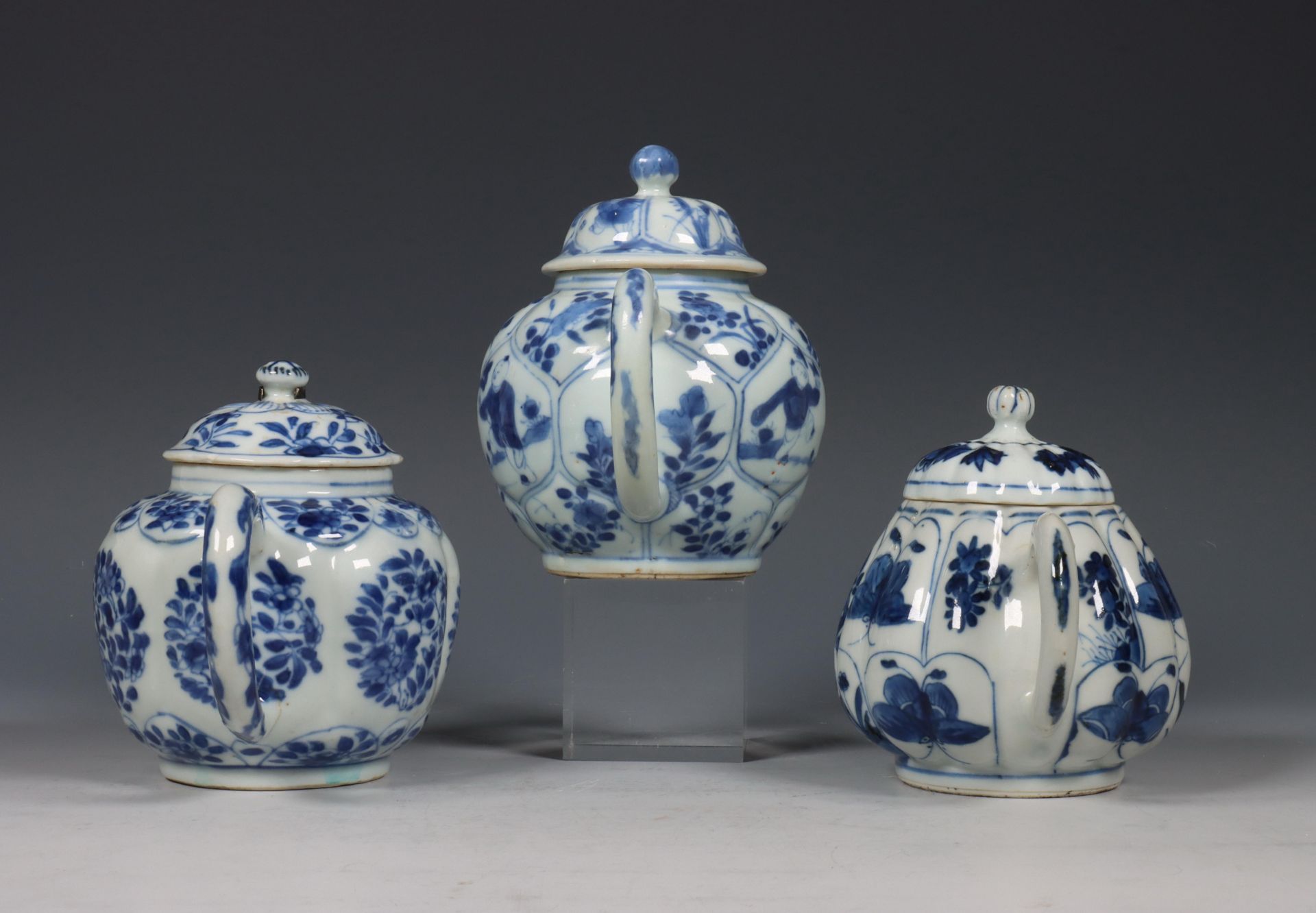 China, drie gelobde blauw-wit porseleinen theepotten, Kangxi periode (1662-1722), - Bild 6 aus 9