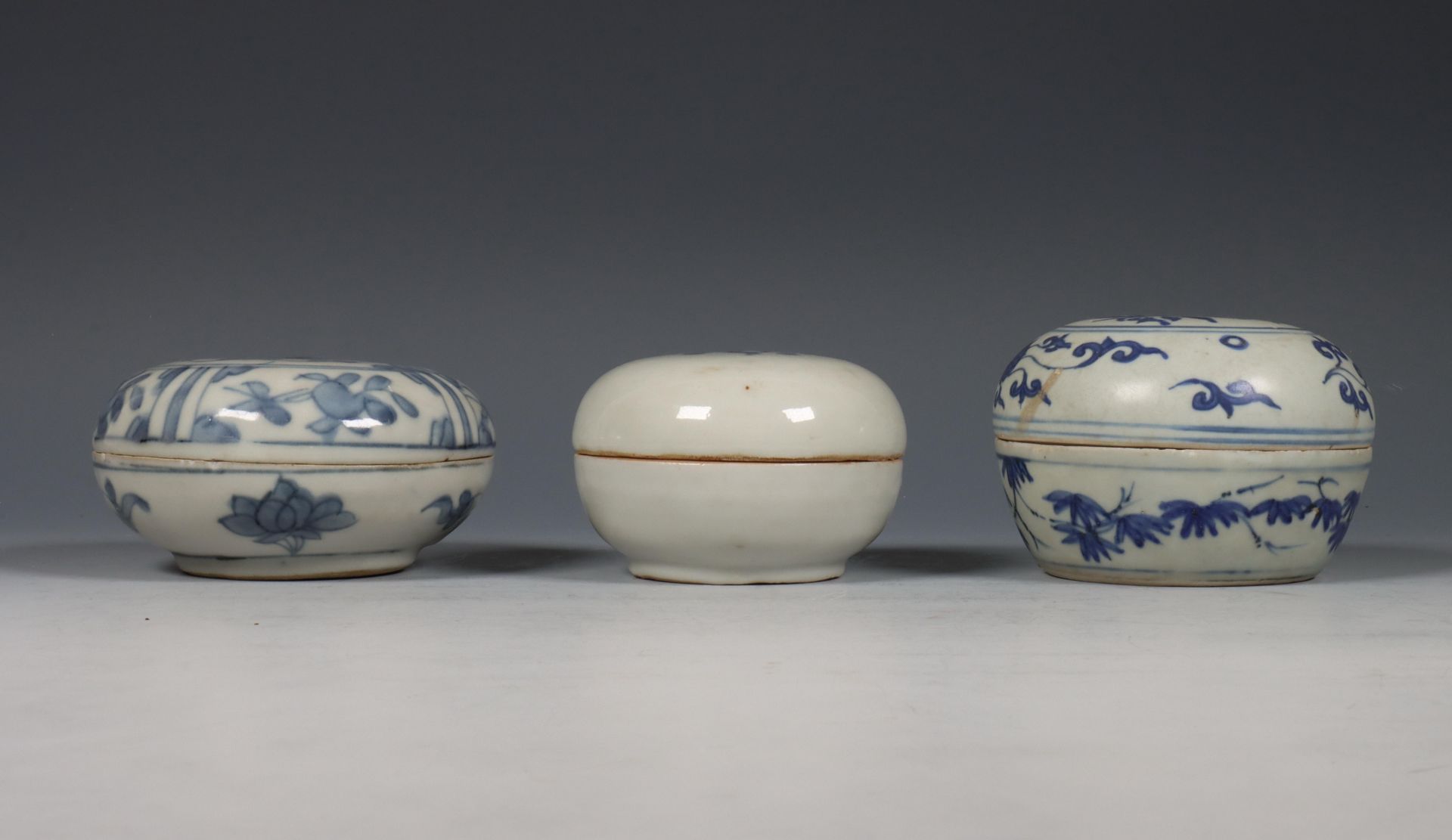 China, drie blauw-wit porseleinen ronde dekseldoosjes, 17e eeuw, - Bild 2 aus 4