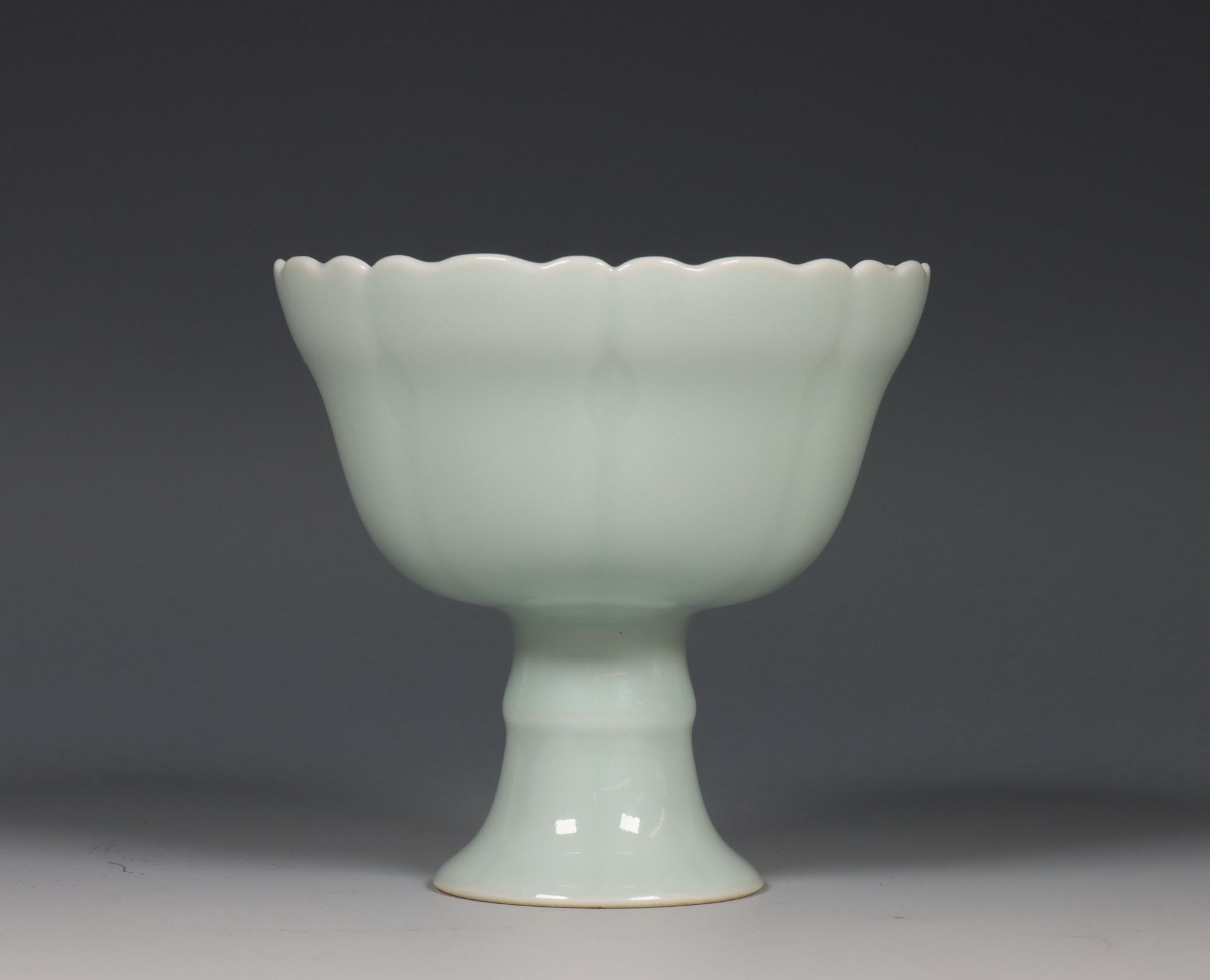 China, celadon porseleinen bloemvormige kelk, modern, - Bild 2 aus 4