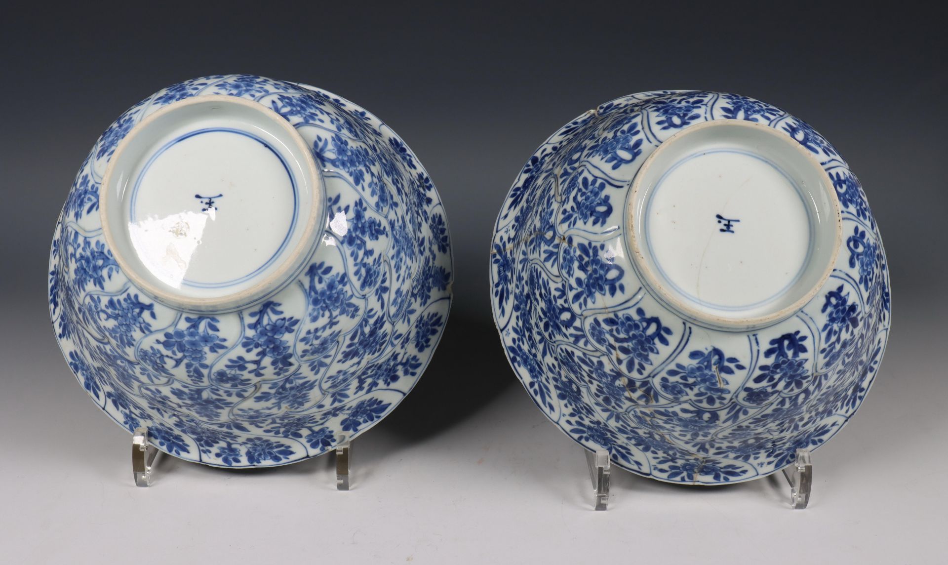 China, paar blauw-wit porseleinen gelobde kommen, Kangxi periode (1662-1722), - Bild 5 aus 8