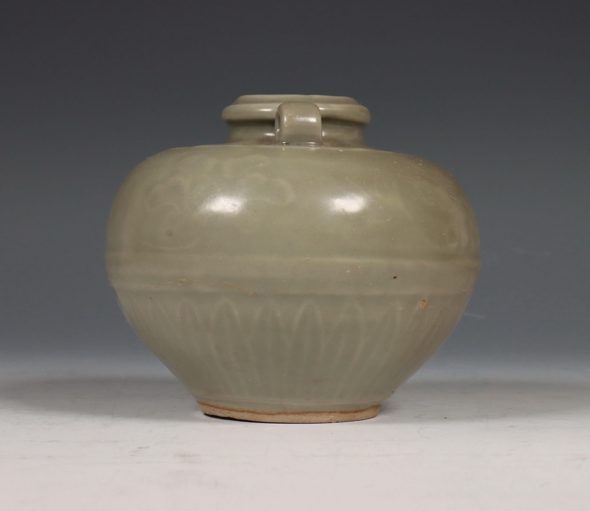 China, celadon geglazuurd vaasje, Ming-dynastie (1368-1644), - Bild 5 aus 6