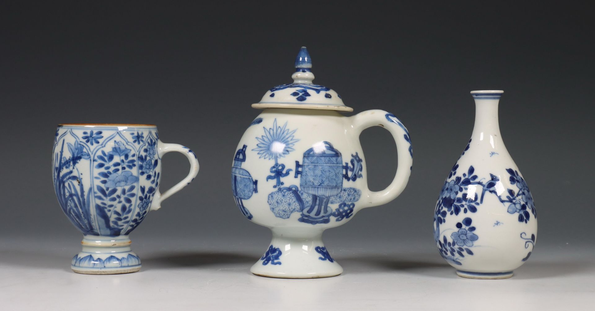 China, drie blauw-wit porseleinen vaasjes, Kangxi periode (1662-1722), - Bild 4 aus 6