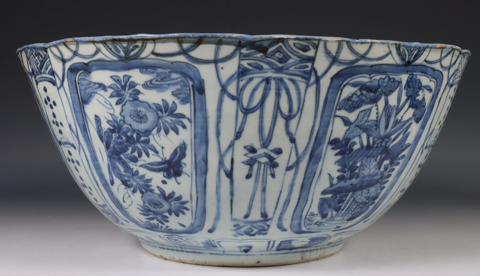 China, grote blauw-wit kraakporseleinen kom, Wanli periode (1572-1620), - Bild 18 aus 21