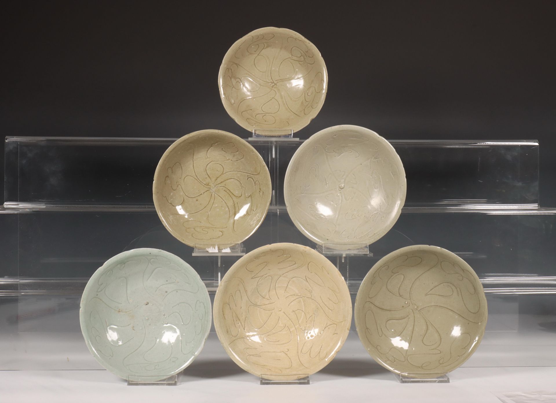 China, zes celadon geglazuurde porseleinen kommen, Noordelijke Song-dynastie, 10e-12e eeuw,