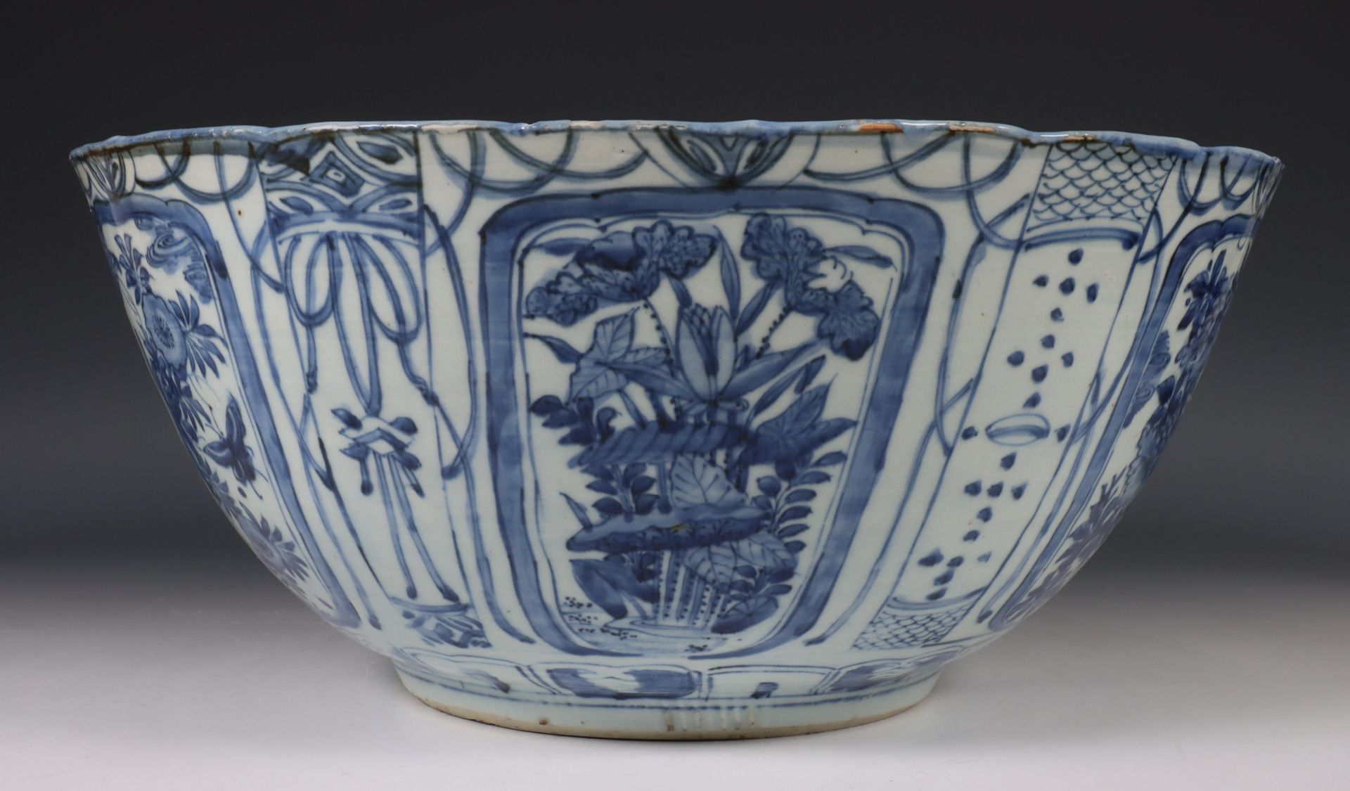 China, grote blauw-wit kraakporseleinen kom, Wanli periode (1572-1620), - Bild 11 aus 21
