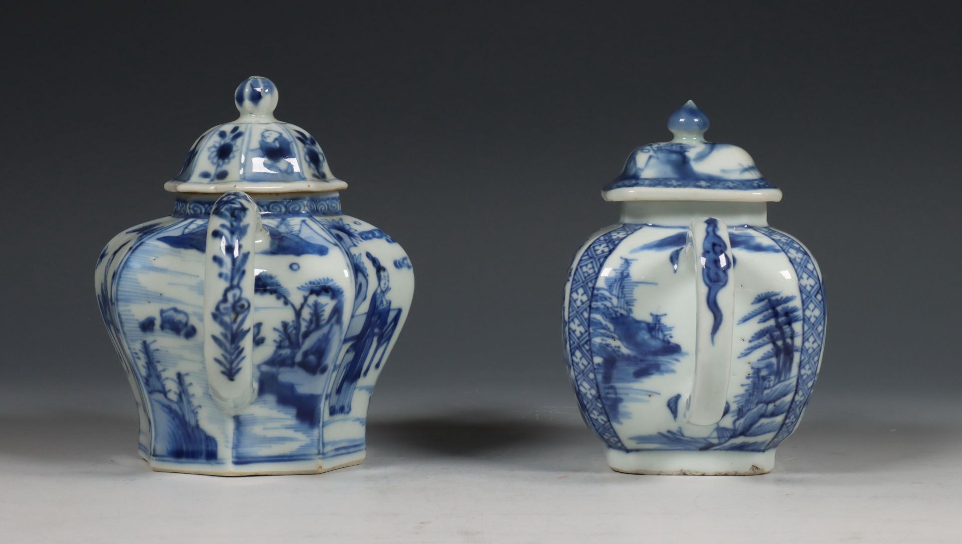 China, twee blauw-wit porseleinen theepotten, 18e eeuw, - Bild 3 aus 10