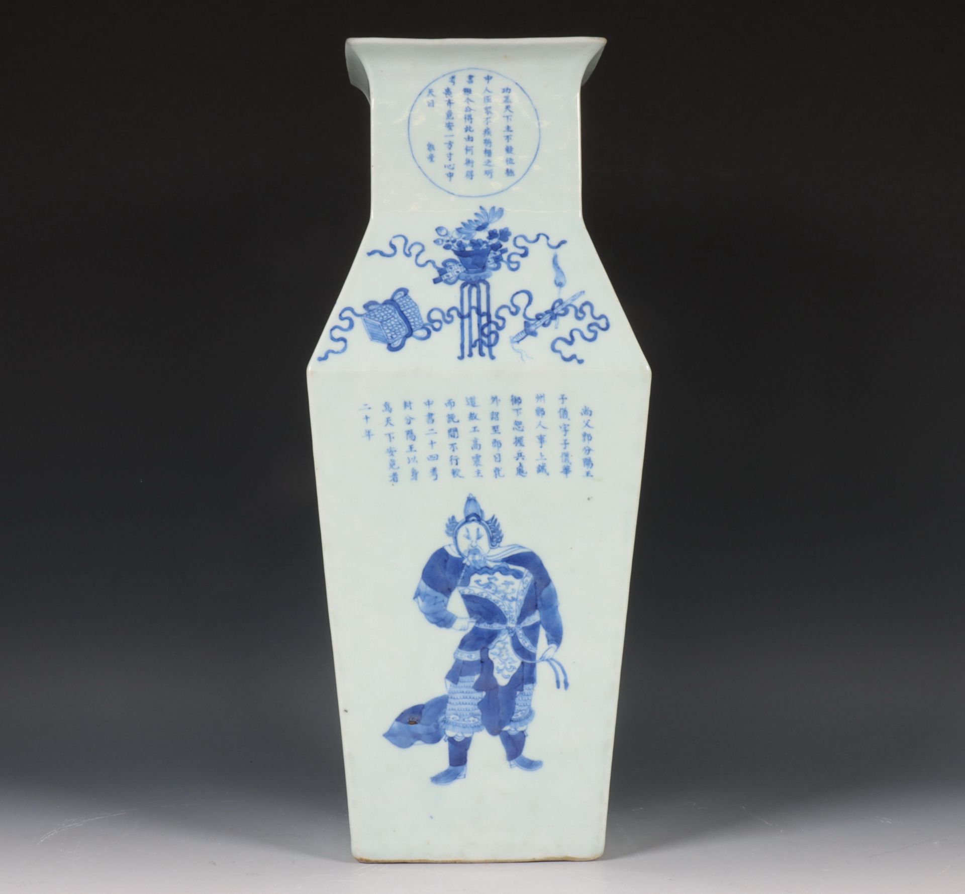 China, kantige blauw-wit porseleinen 'Wu Shuang Pu' vaas, laat Qing dynastie, eind 19e eeuw,