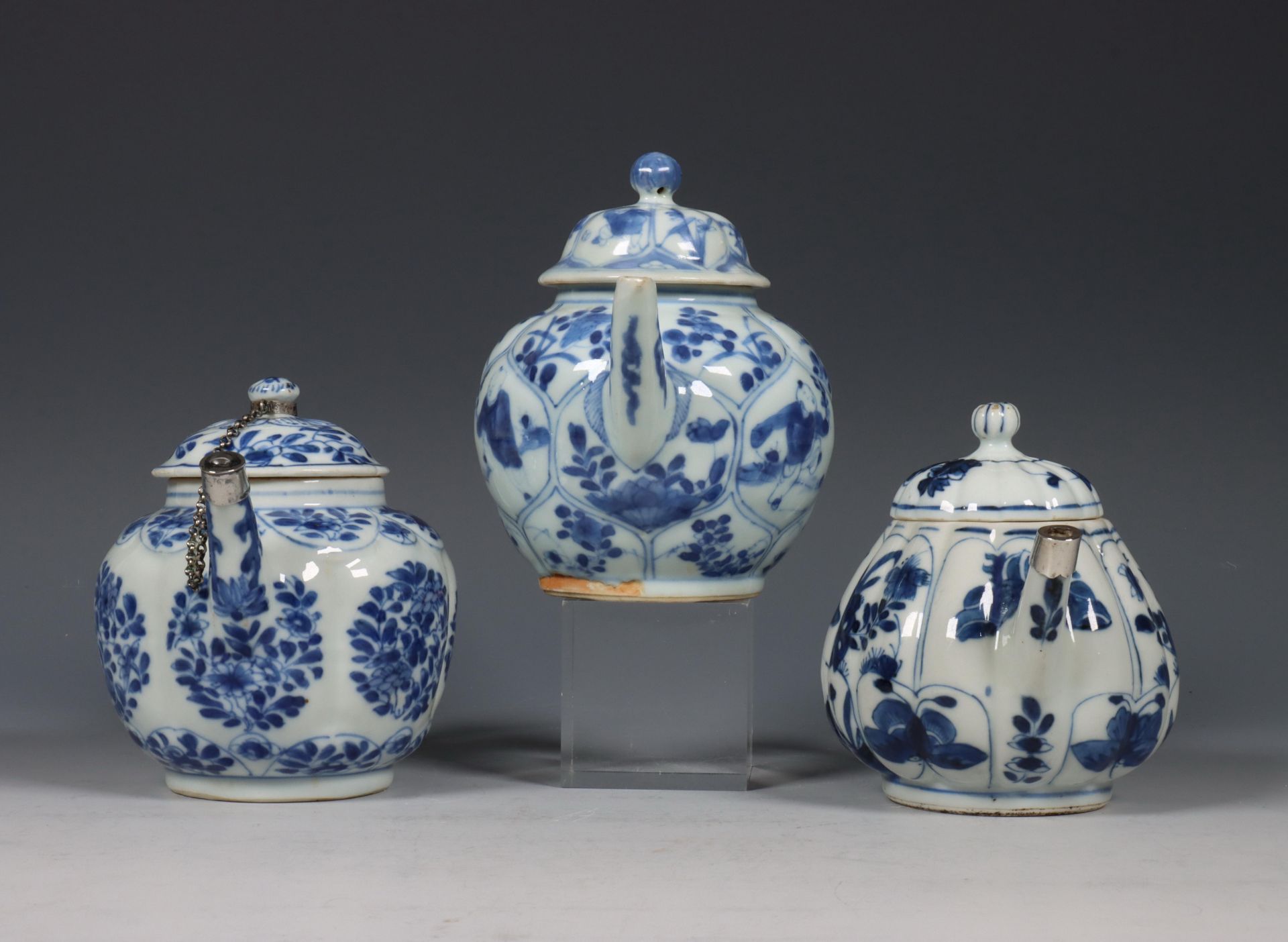 China, drie gelobde blauw-wit porseleinen theepotten, Kangxi periode (1662-1722), - Bild 3 aus 9