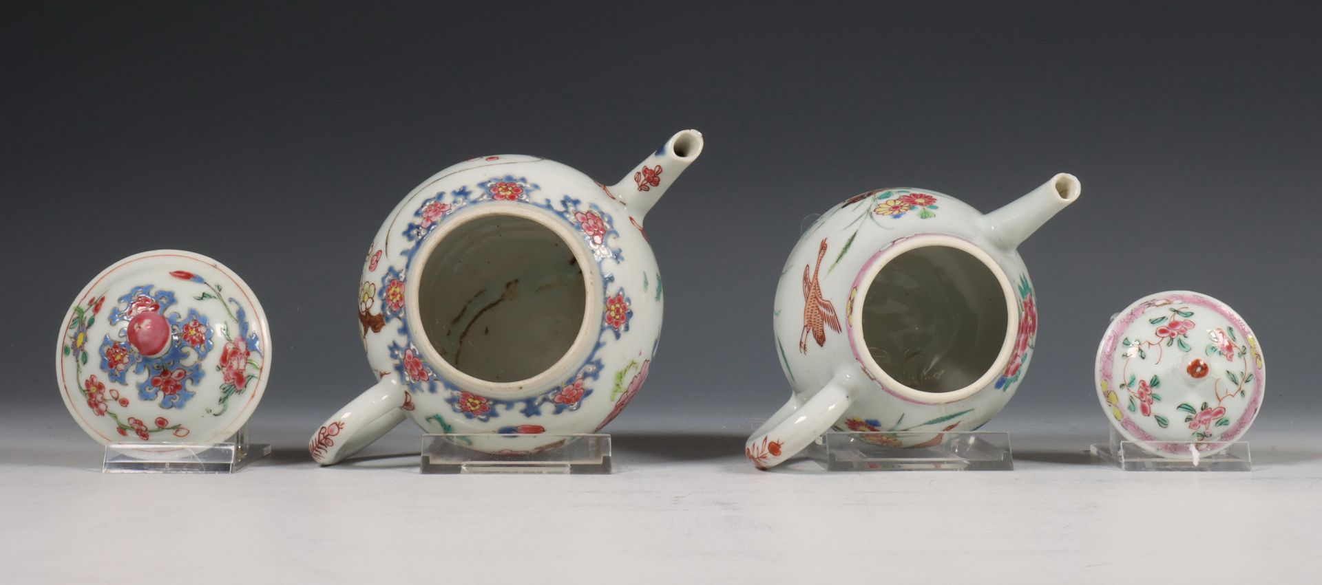 China, twee famille rose porseleinen theepotten, Qianlong periode (1736-1795), - Bild 7 aus 10