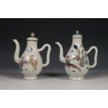 China, twee famille rose porseleinen schenkkannetjes, ca. 1800,